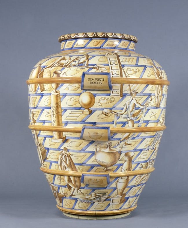 Vaso con decoro che imita un pavimento con figure umane