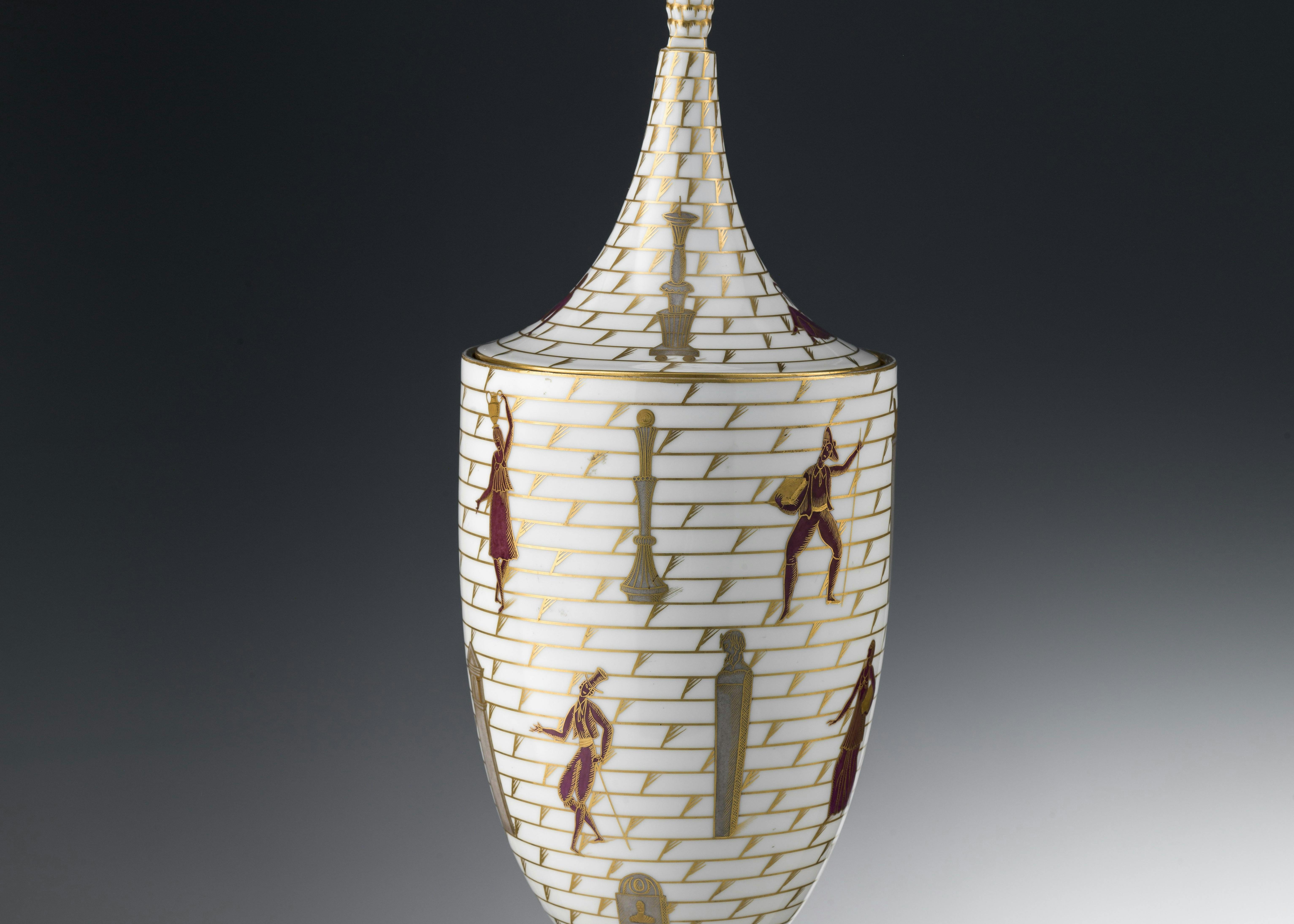 Vaso con coperchio con decori policromi e oro su fondo bianco