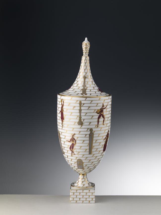 Vaso con coperchio con decori policromi e oro su fondo bianco