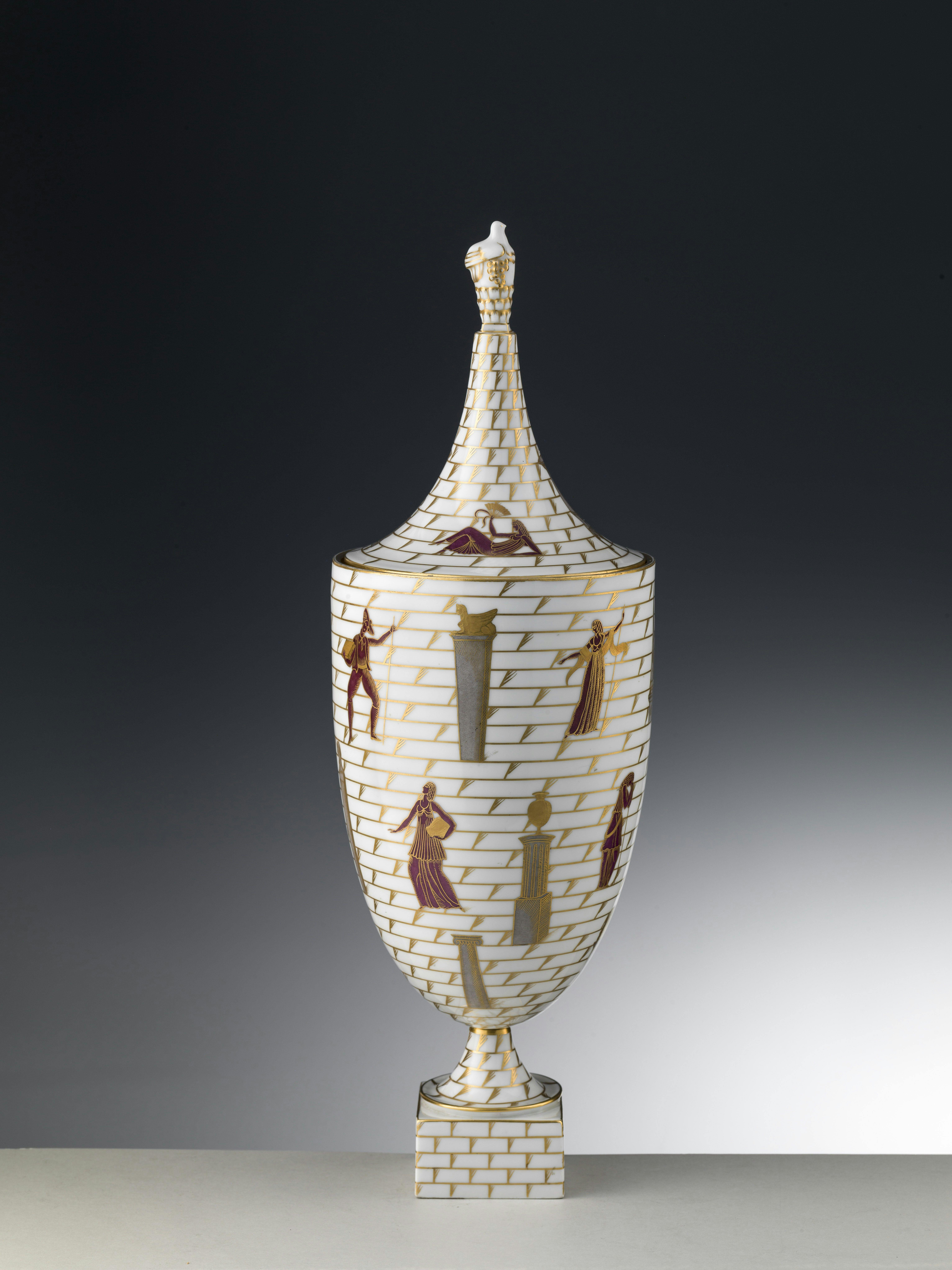 Vaso con coperchio con decori policromi e oro su fondo bianco
