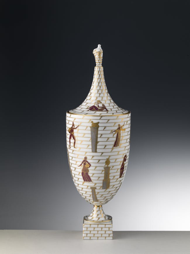 Vaso con coperchio con decori policromi e oro su fondo bianco