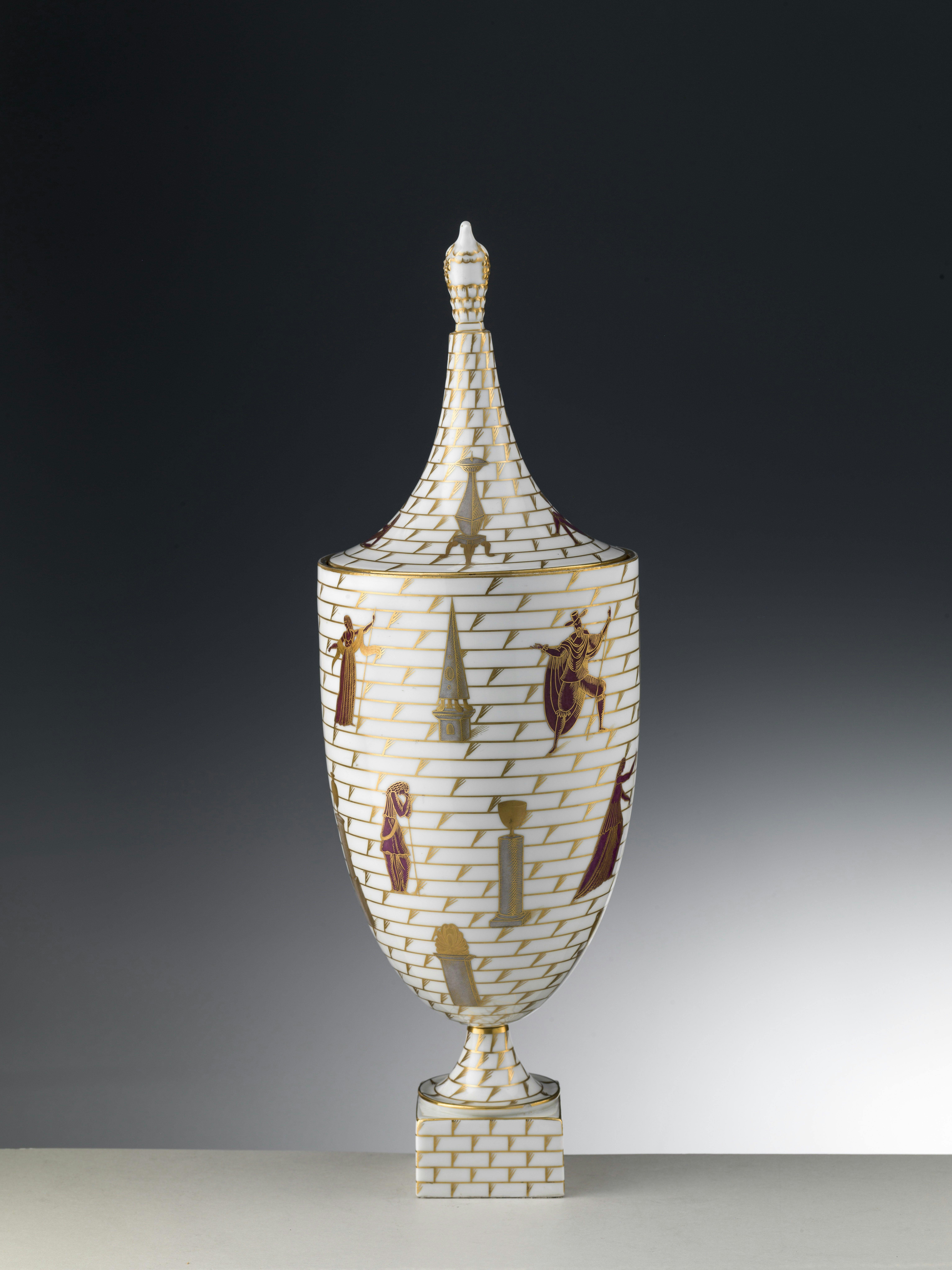 Vaso con coperchio con decori policromi e oro su fondo bianco