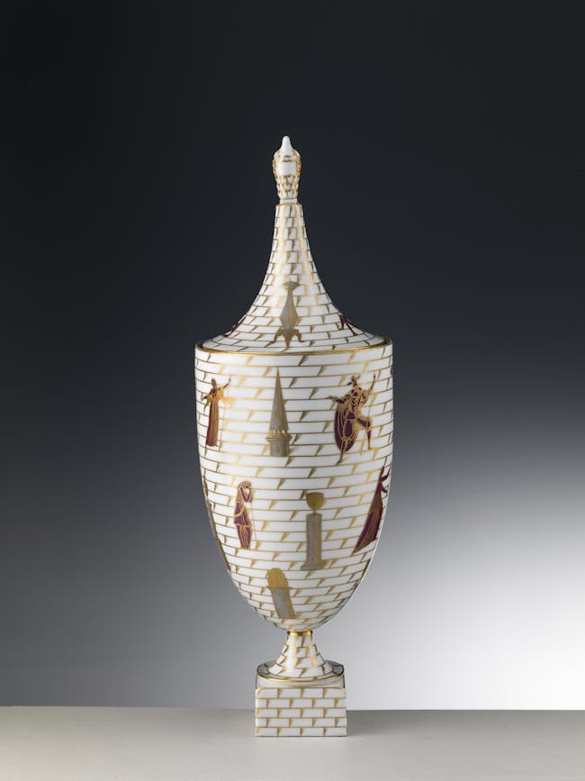 Vaso con coperchio con decori policromi e oro su fondo bianco