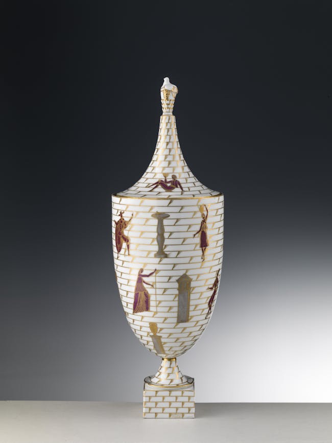 Vaso con coperchio con decori policromi e oro su fondo bianco
