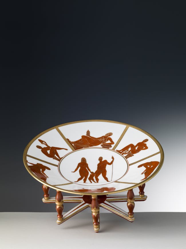 Alzata bianca con decori allegorici rossi e oro