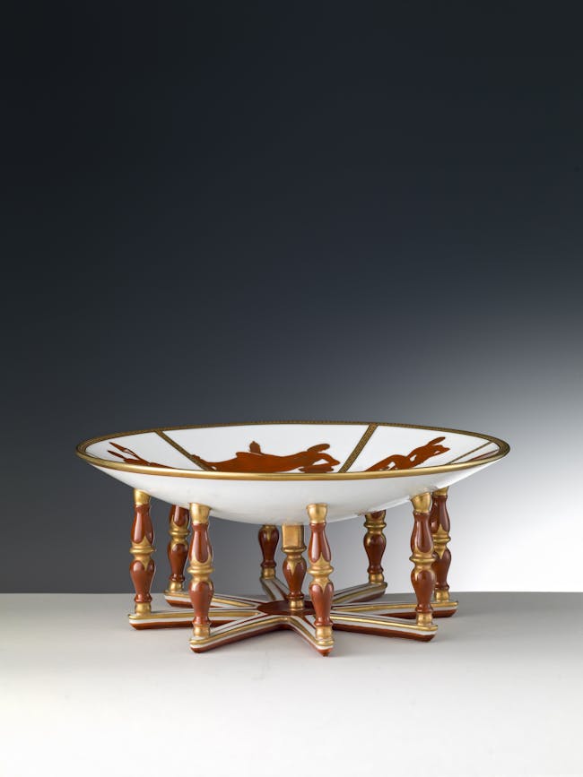 Alzata bianca con decori allegorici rossi e oro