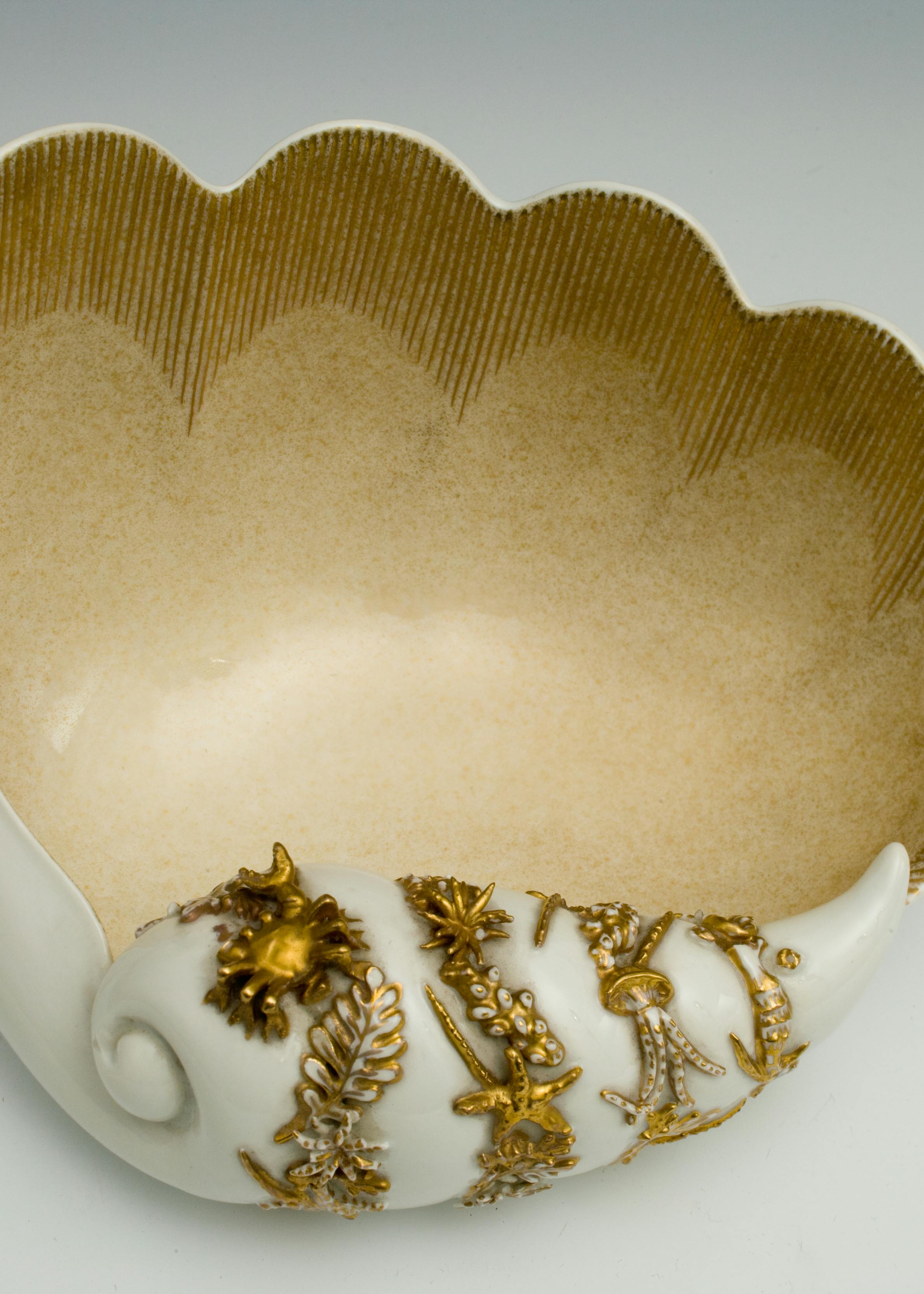 Vaso a forma di conchiglia ornato a rilievo con soggetti marini tra cui un granchio
