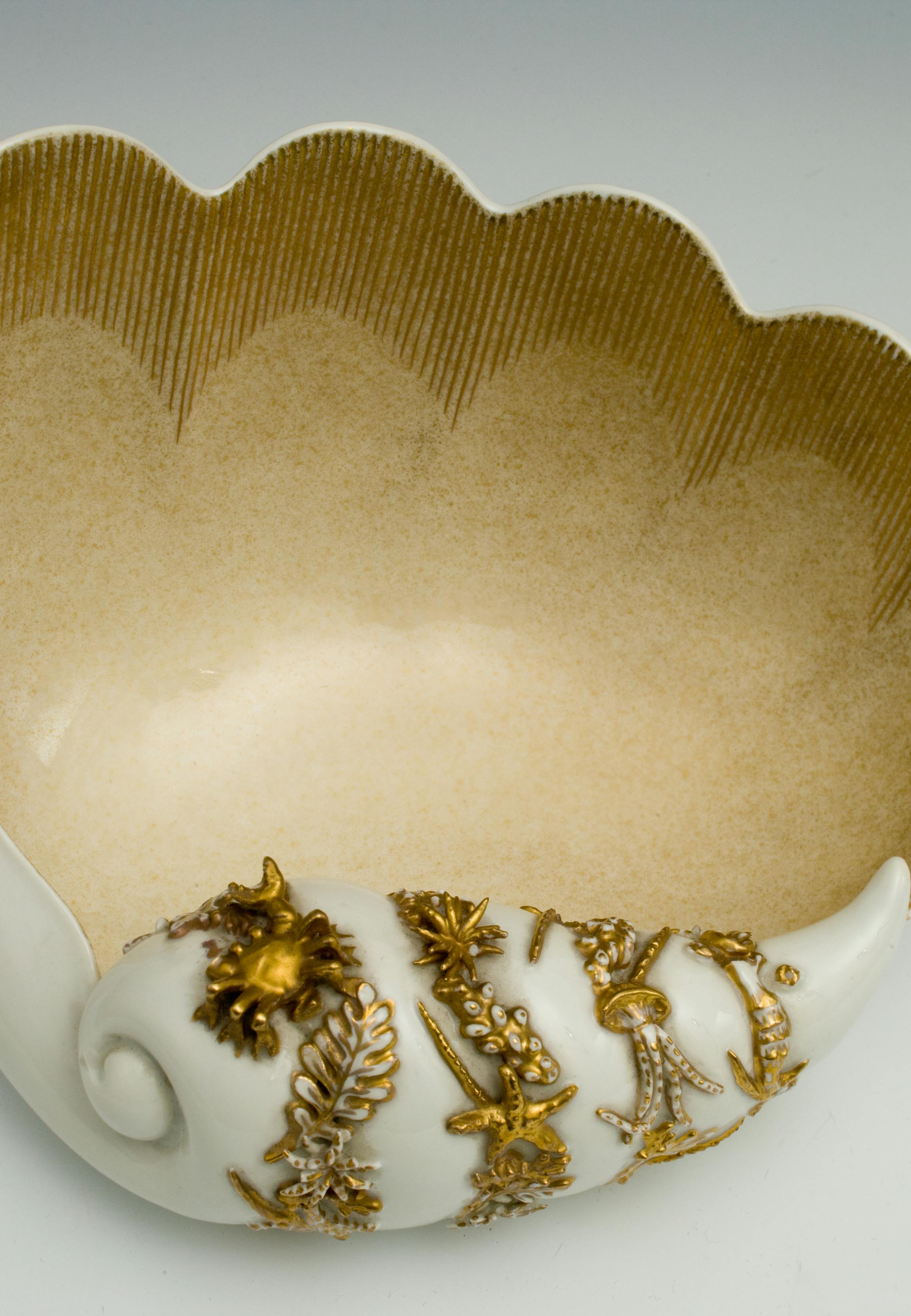 Vaso a forma di conchiglia ornato a rilievo con soggetti marini tra cui un granchio