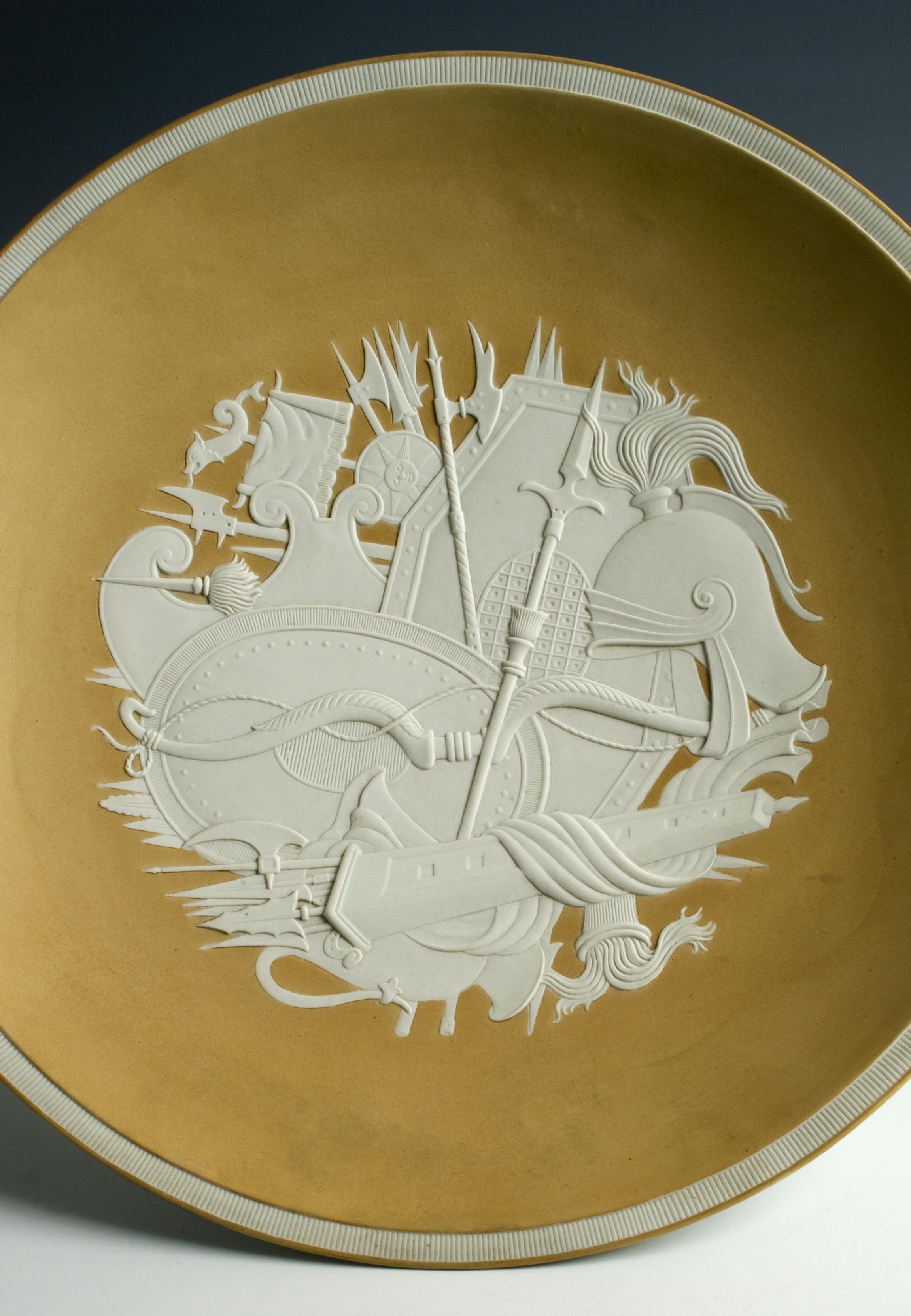 Coppa ornata con armi antiche in rilievo su fondo oro