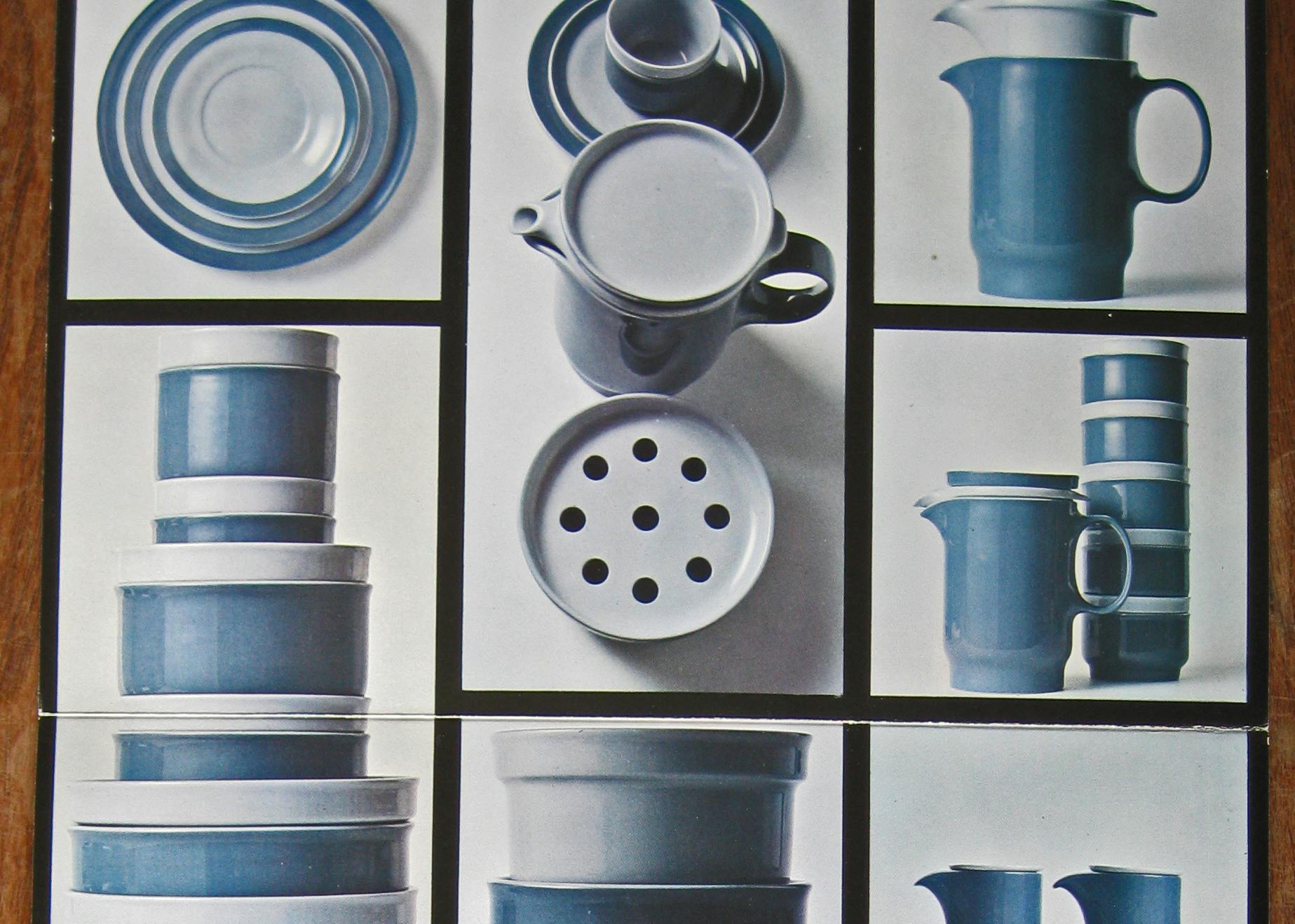Immagine pubblicitaria di piatti, ciotole, vasi e tazze blu e bianchi