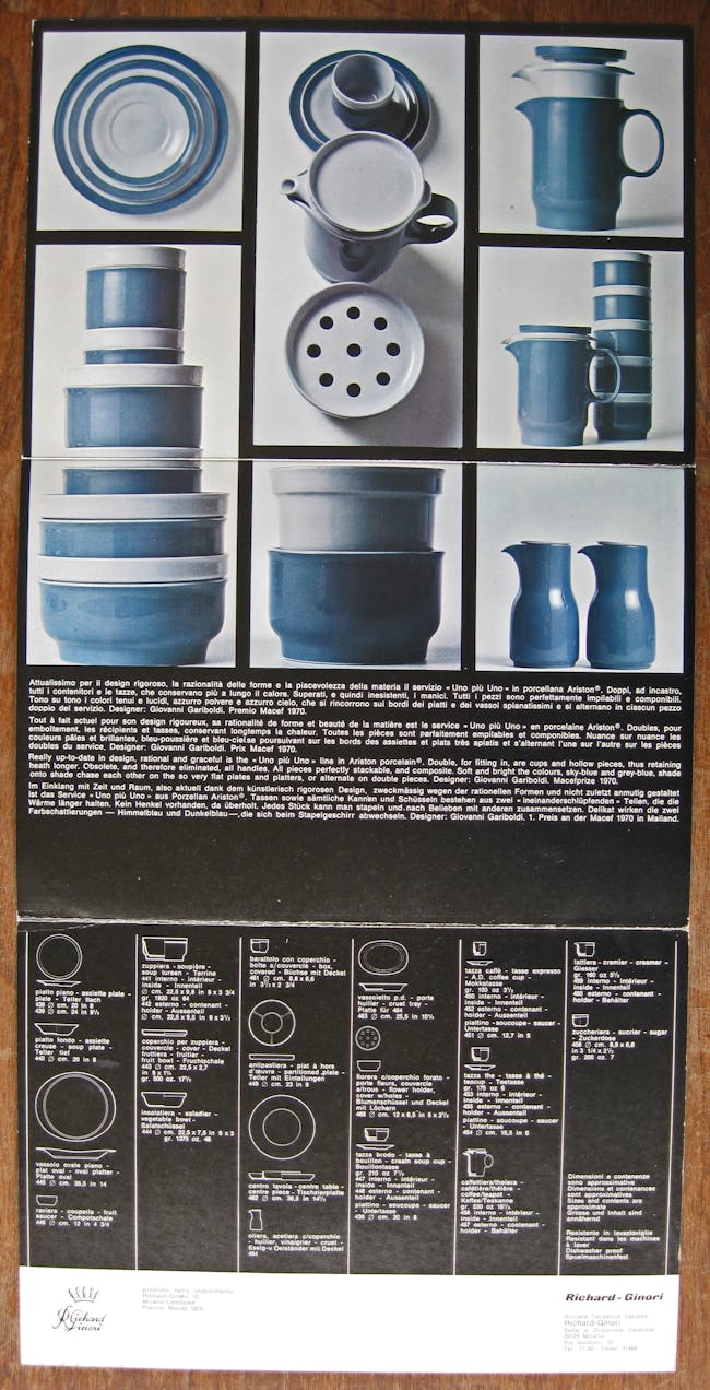 Immagine pubblicitaria di piatti, ciotole, vasi e tazze blu e bianchi