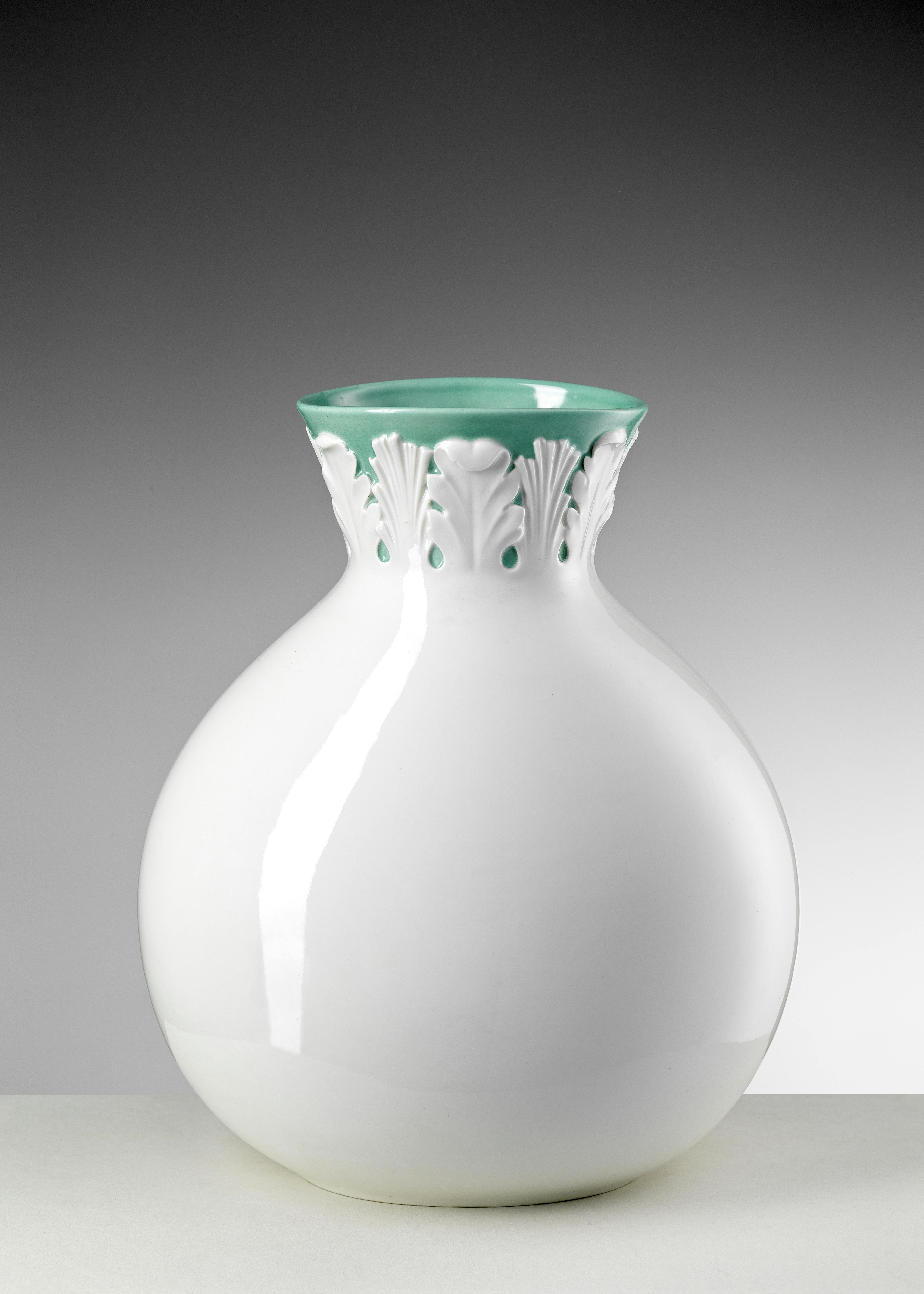 Vaso bianco con collo colorato e ornato con foglie di acanto
