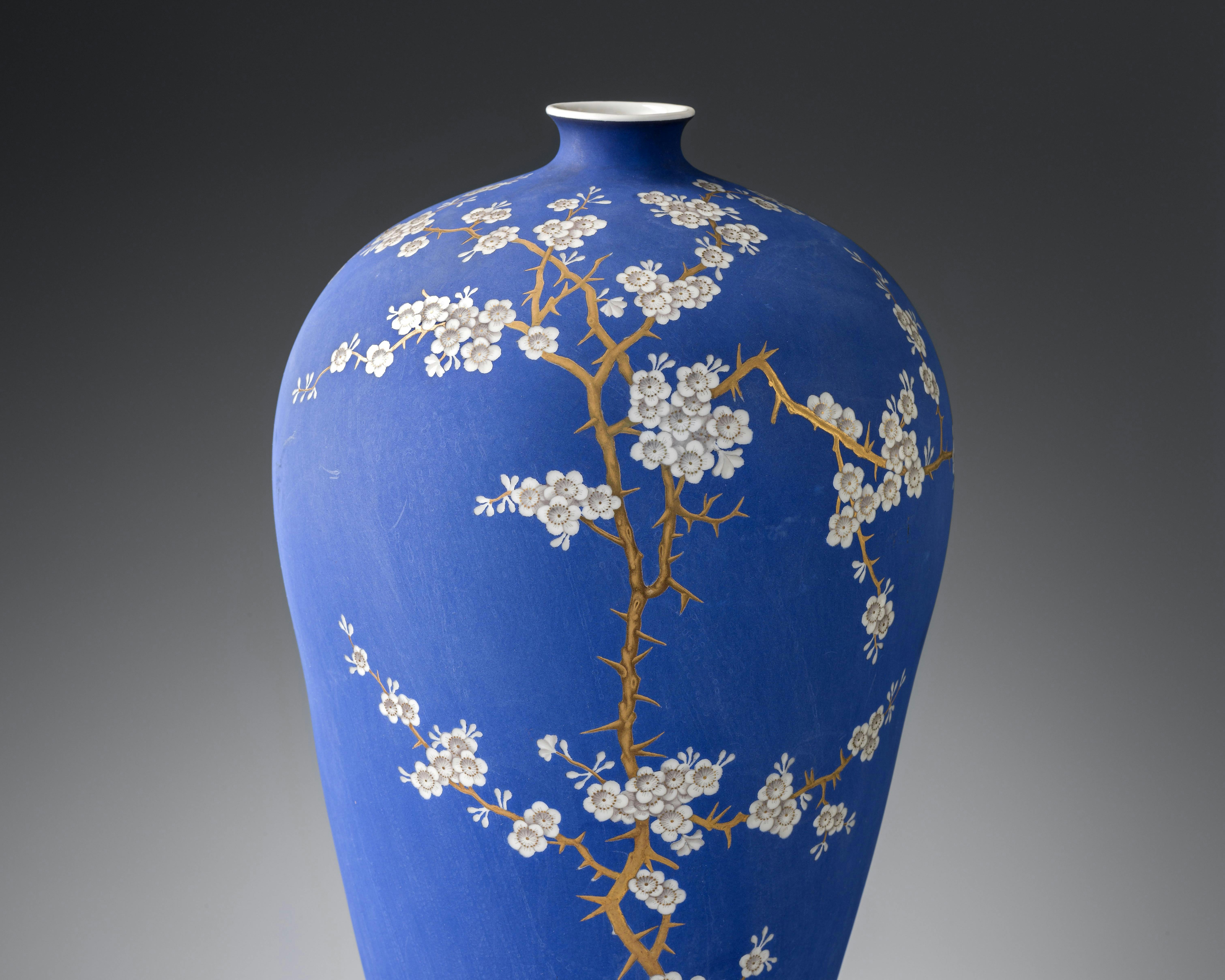 Vaso dipinto di blu decorato con rami e fiori di biancospino