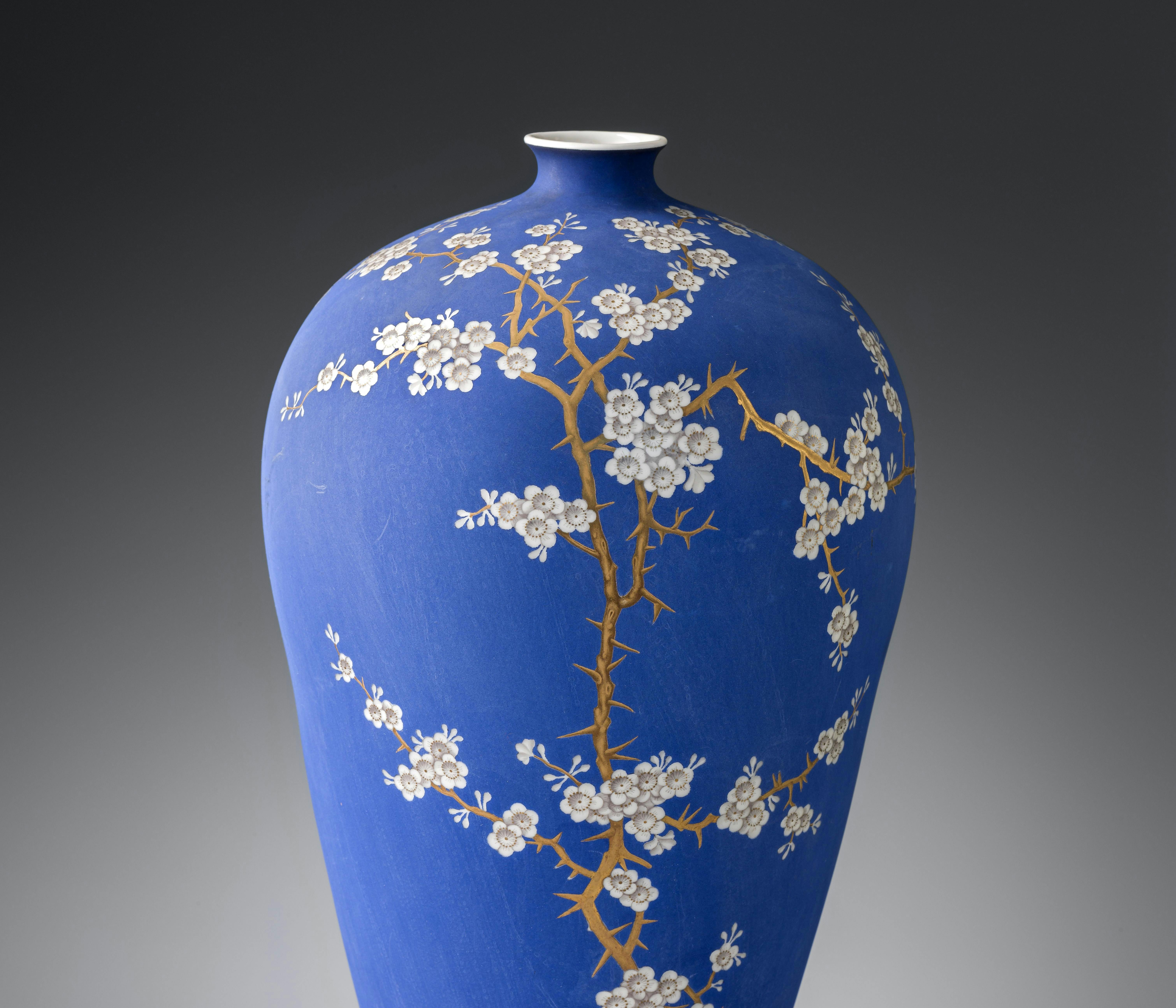 Vaso dipinto di blu decorato con rami e fiori di biancospino
