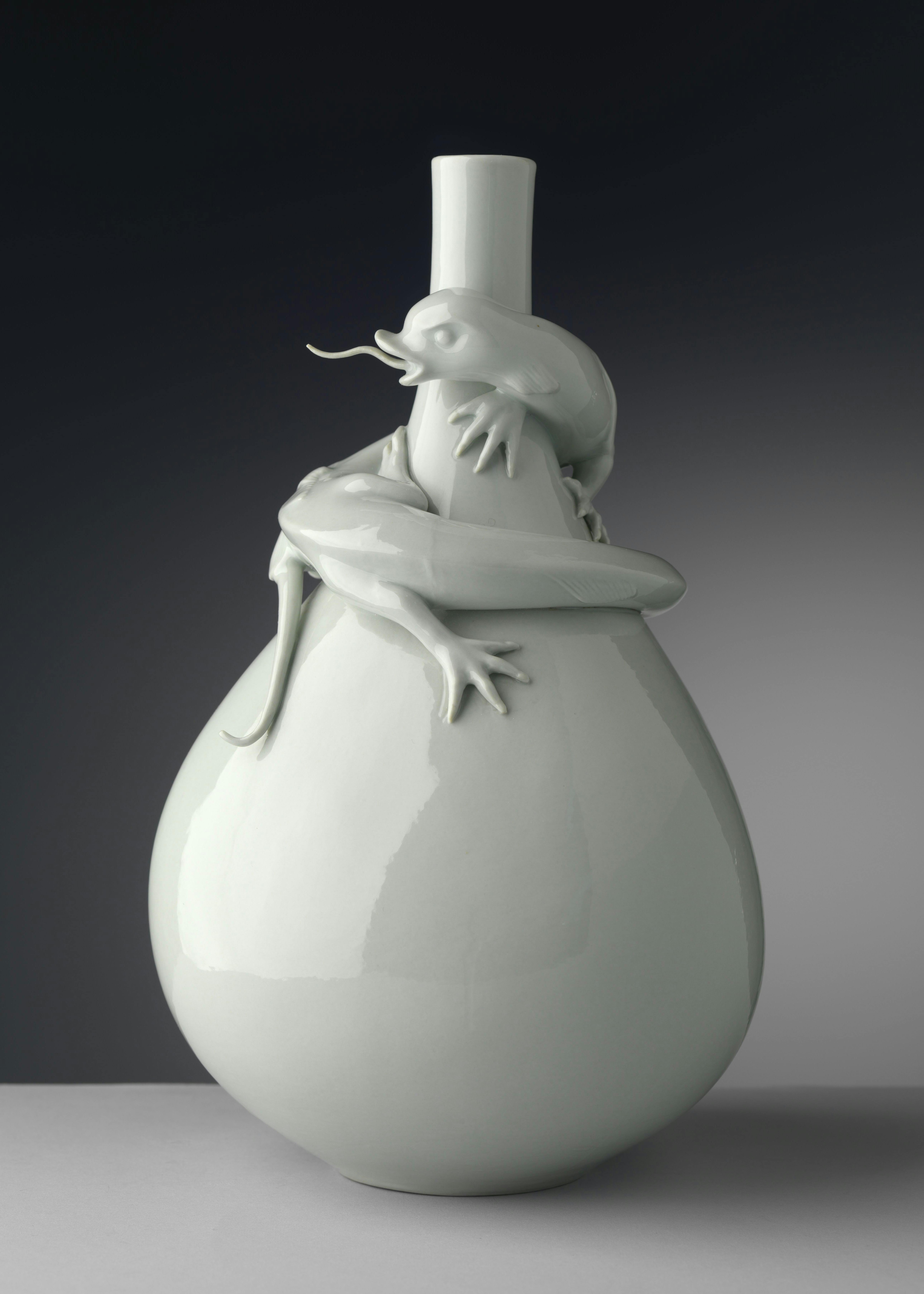 Vaso bianco con salamandra in rilievo avvolta sul collo