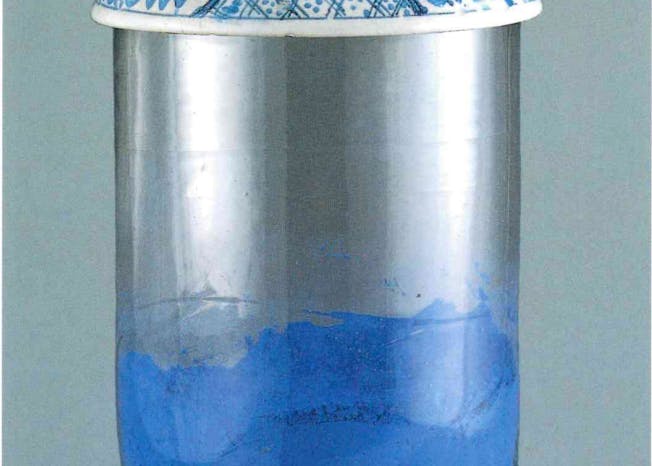Vaso in porcellana bianca e blu contenente polvere blu