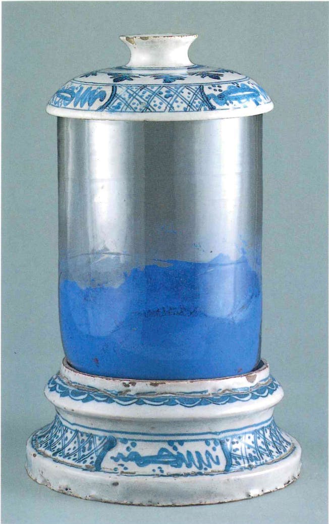 Vaso in porcellana bianca e blu contenente polvere blu
