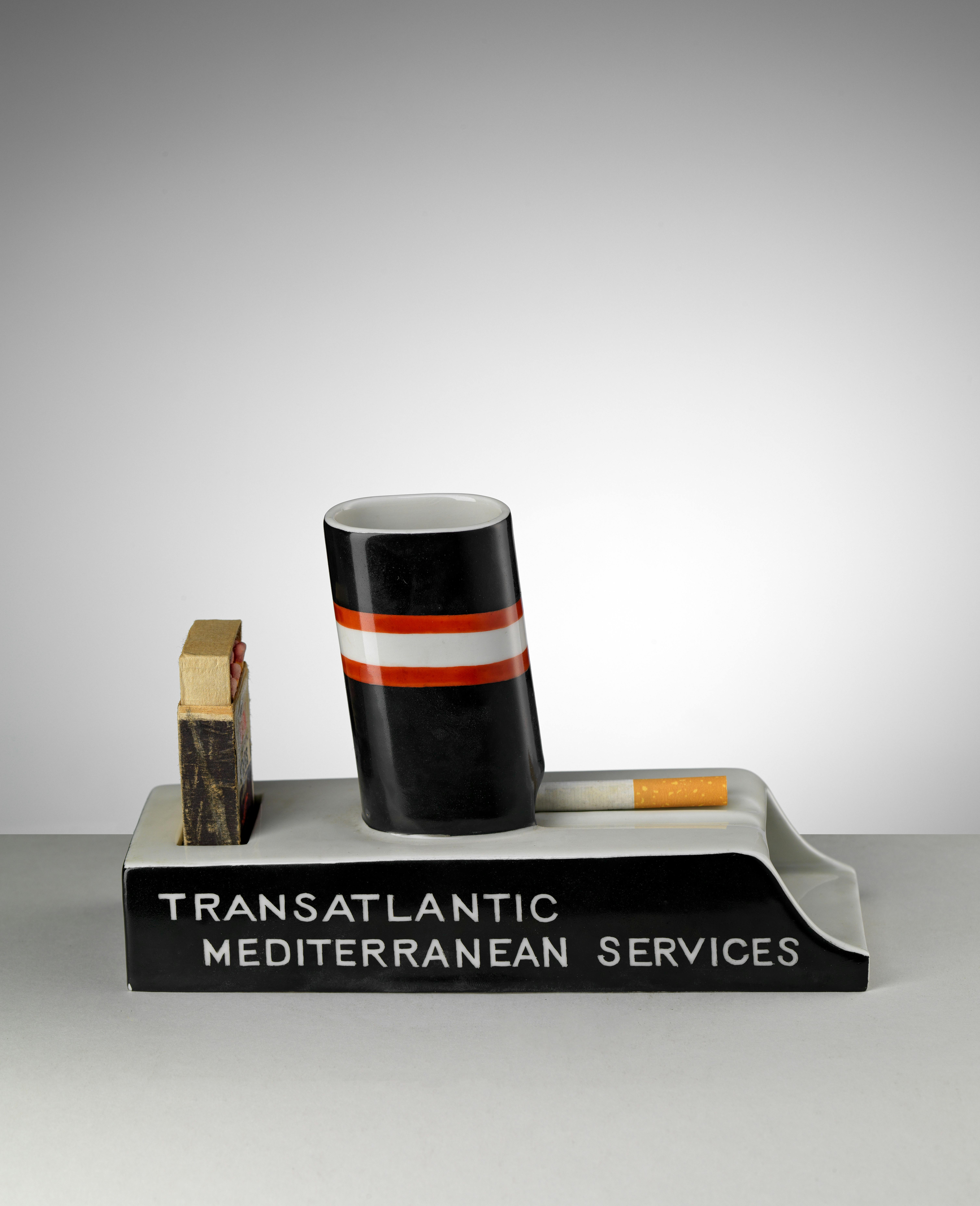 Posacenere pubblicitario a forma di nave in ceramica bianca, nera e rossa con scritta Transatlantic Mediterranean Service