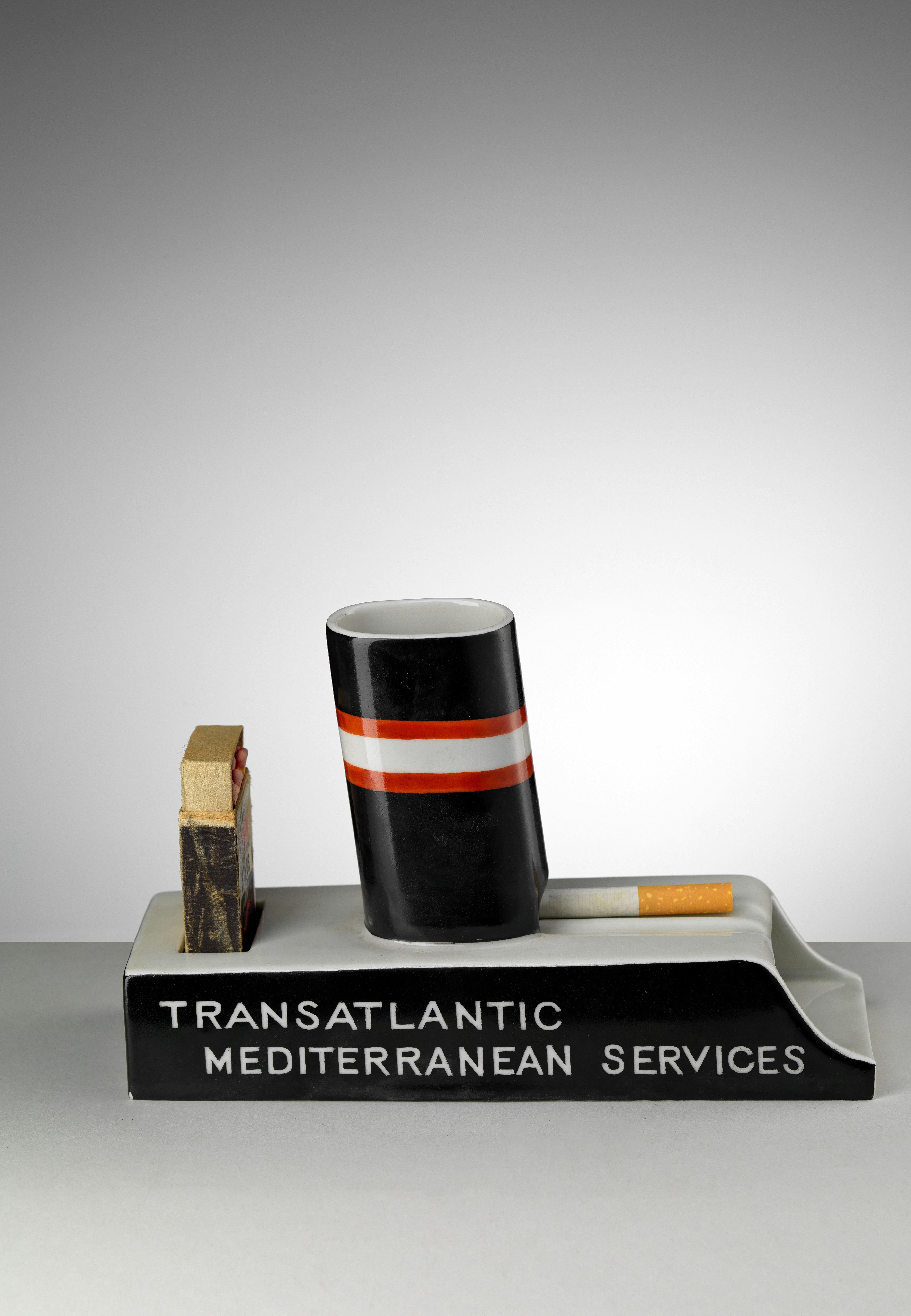 Posacenere pubblicitario a forma di nave in ceramica bianca, nera e rossa con scritta Transatlantic Mediterranean Service