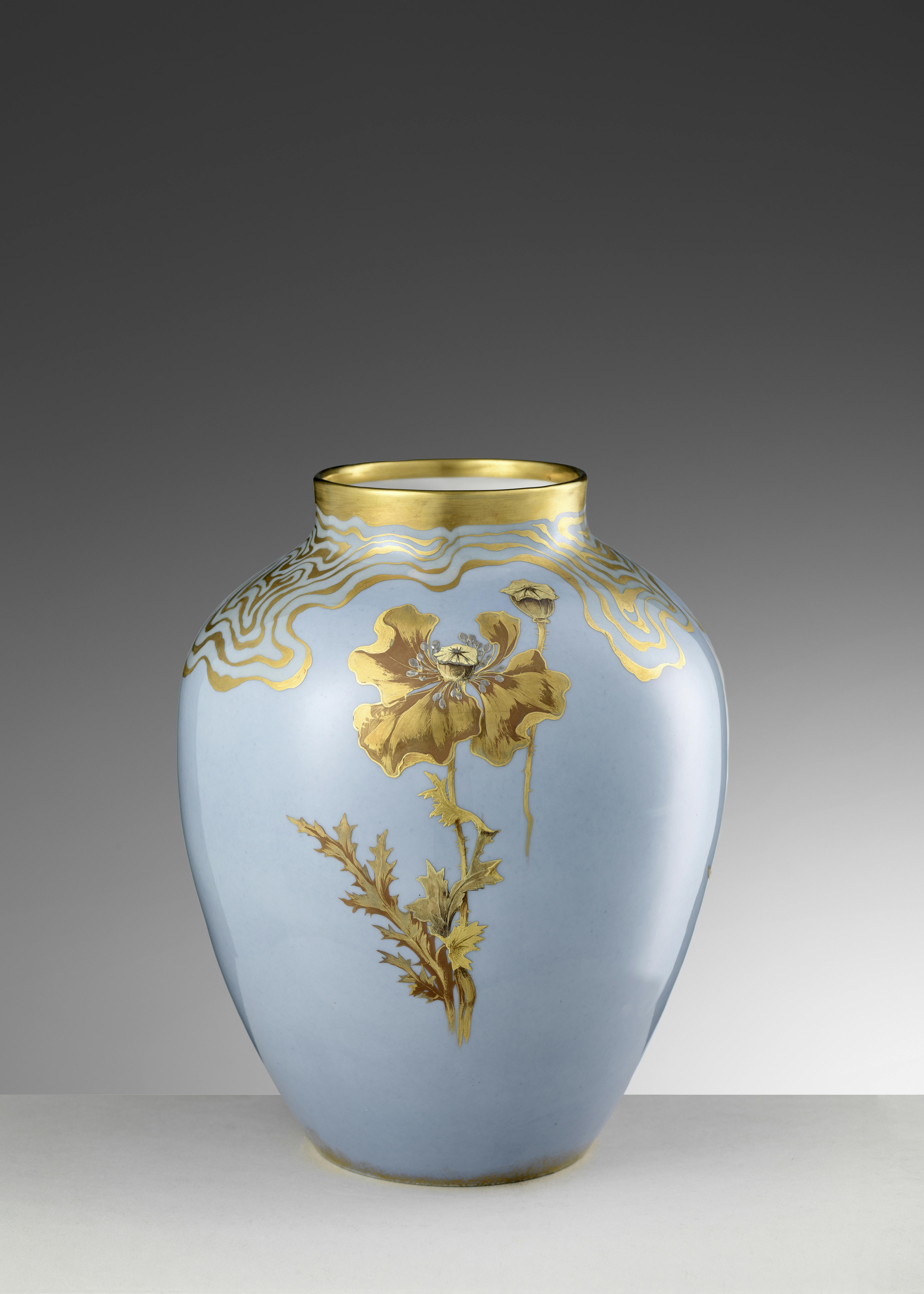 Vaso azzurro con decorazioni floreali in oro
