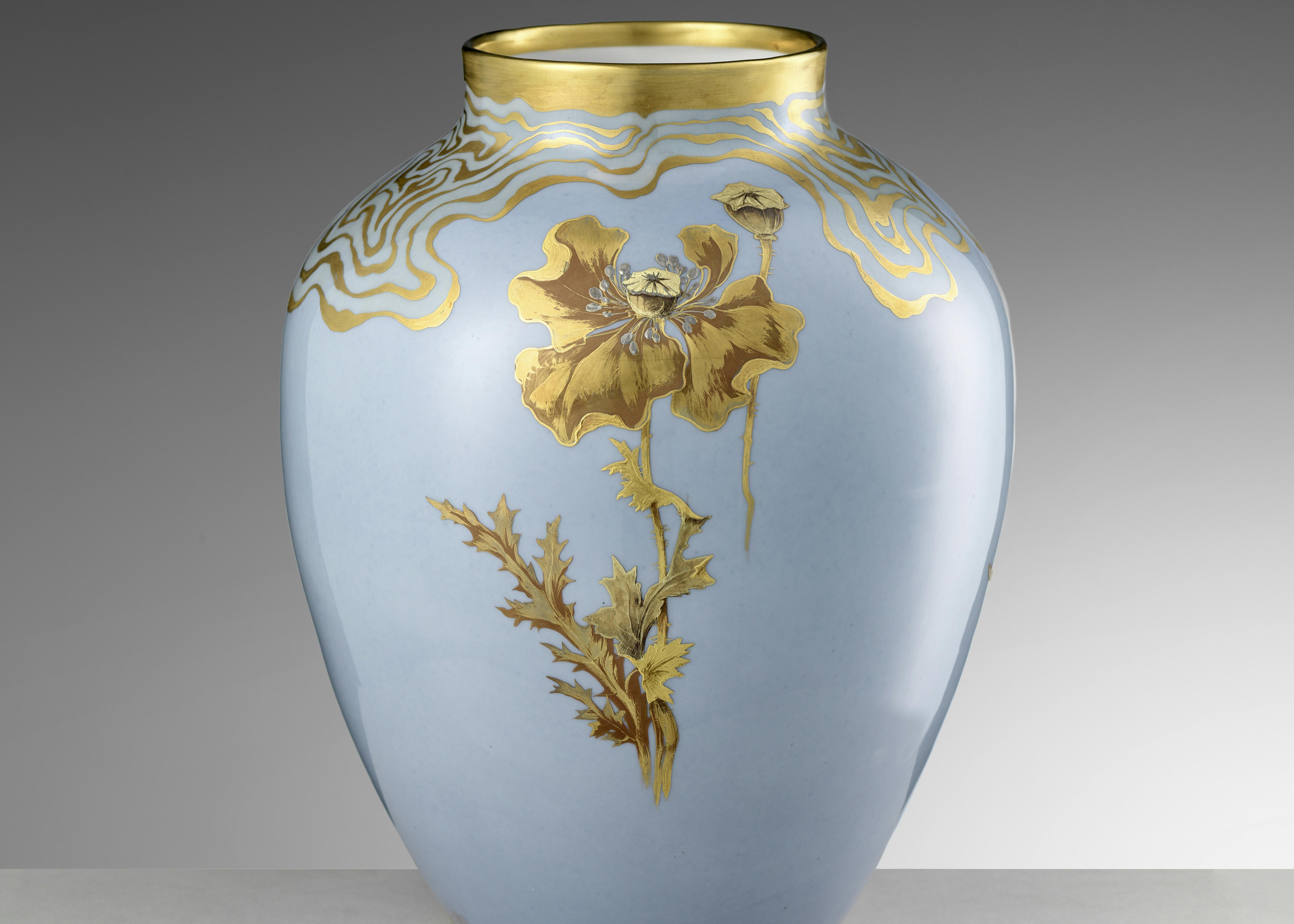 Vaso azzurro con decorazioni floreali in oro