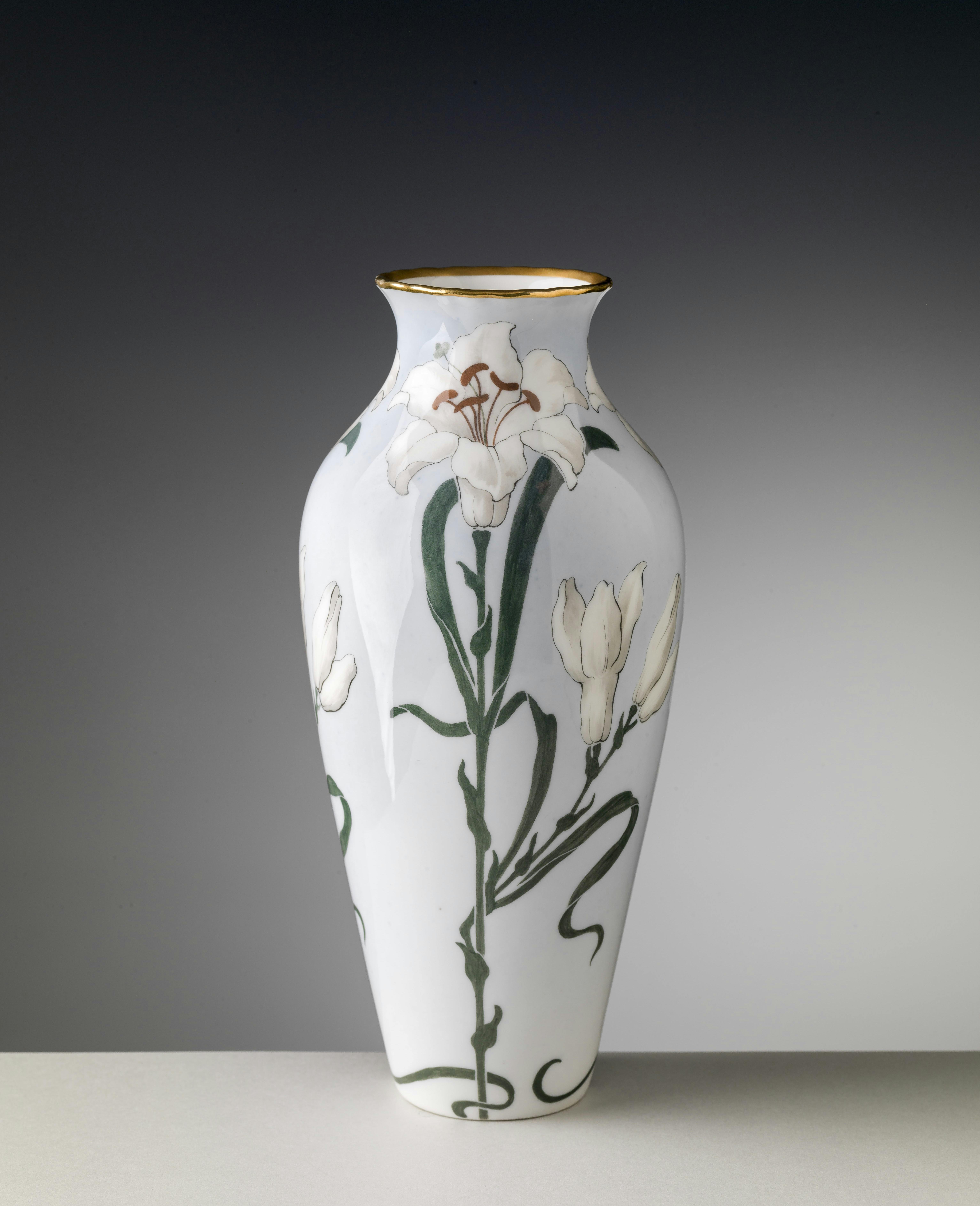 Vaso decorato con grandi gigli bianchi in stile Liberty