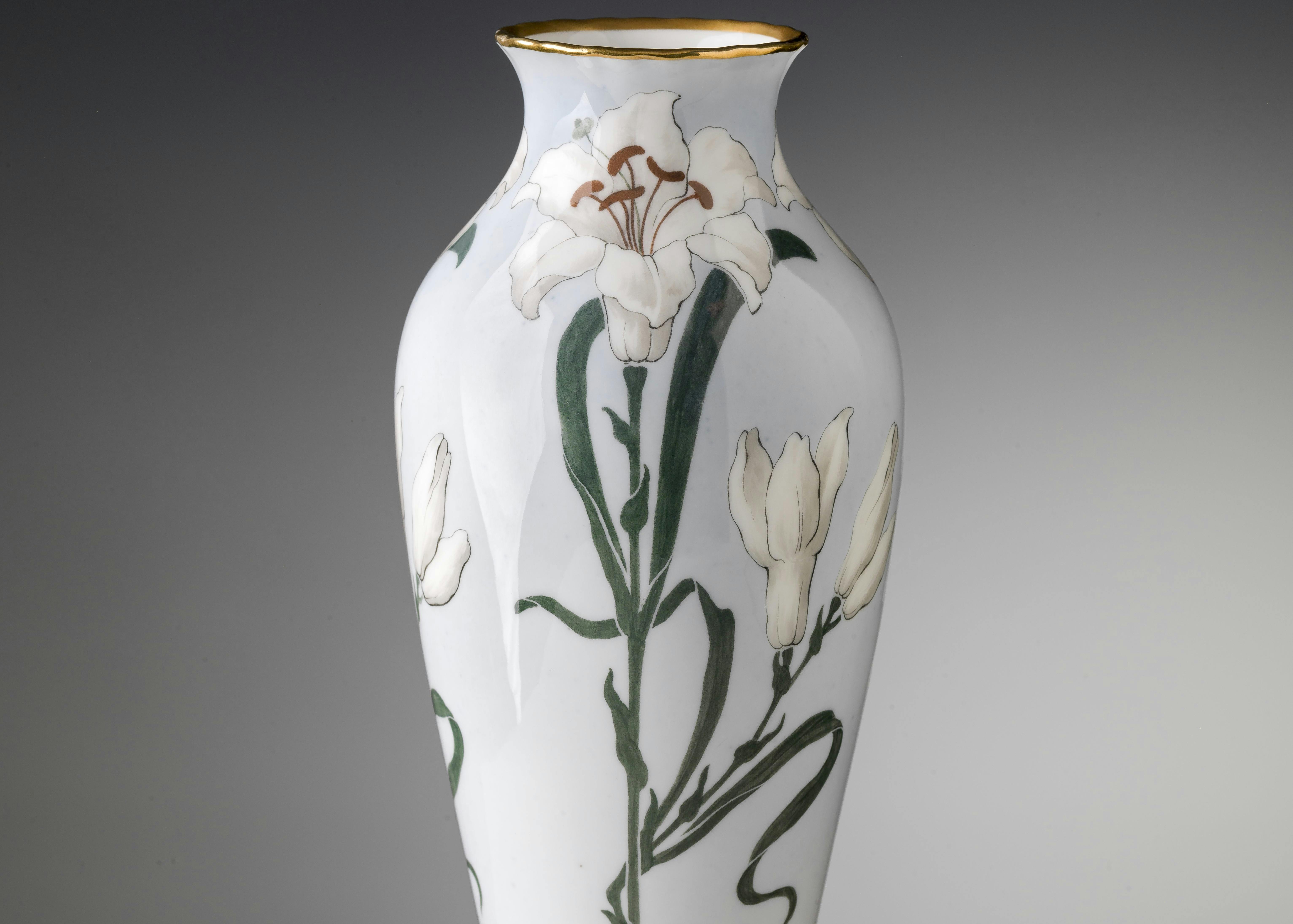 Vaso decorato con grandi gigli bianchi in stile Liberty