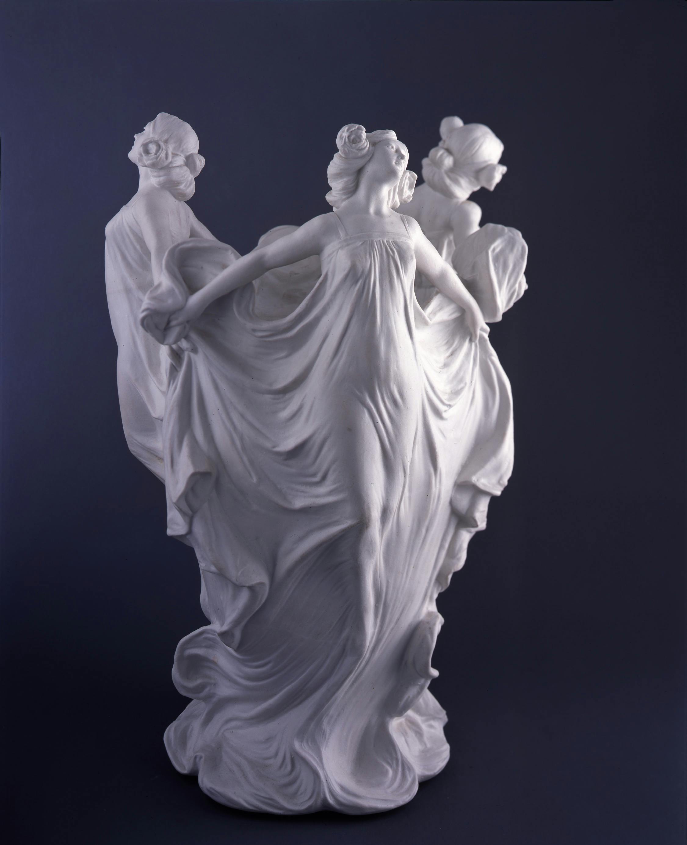Vaso dalle linee sinuose decorato con tre figure femminili in rilievo con abiti ampi mossi dal vento