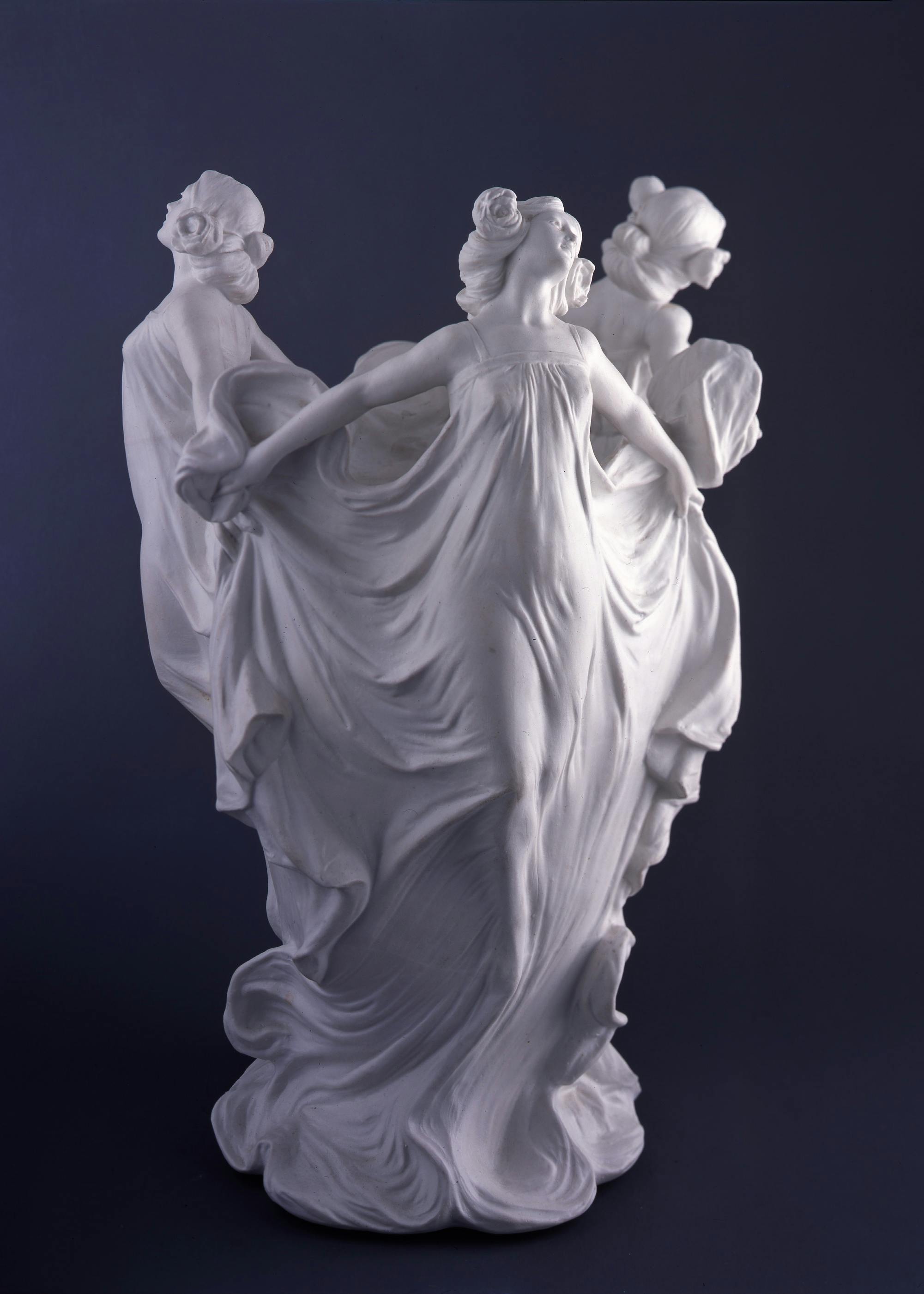 Vaso dalle linee sinuose decorato con tre figure femminili in rilievo con abiti ampi mossi dal vento