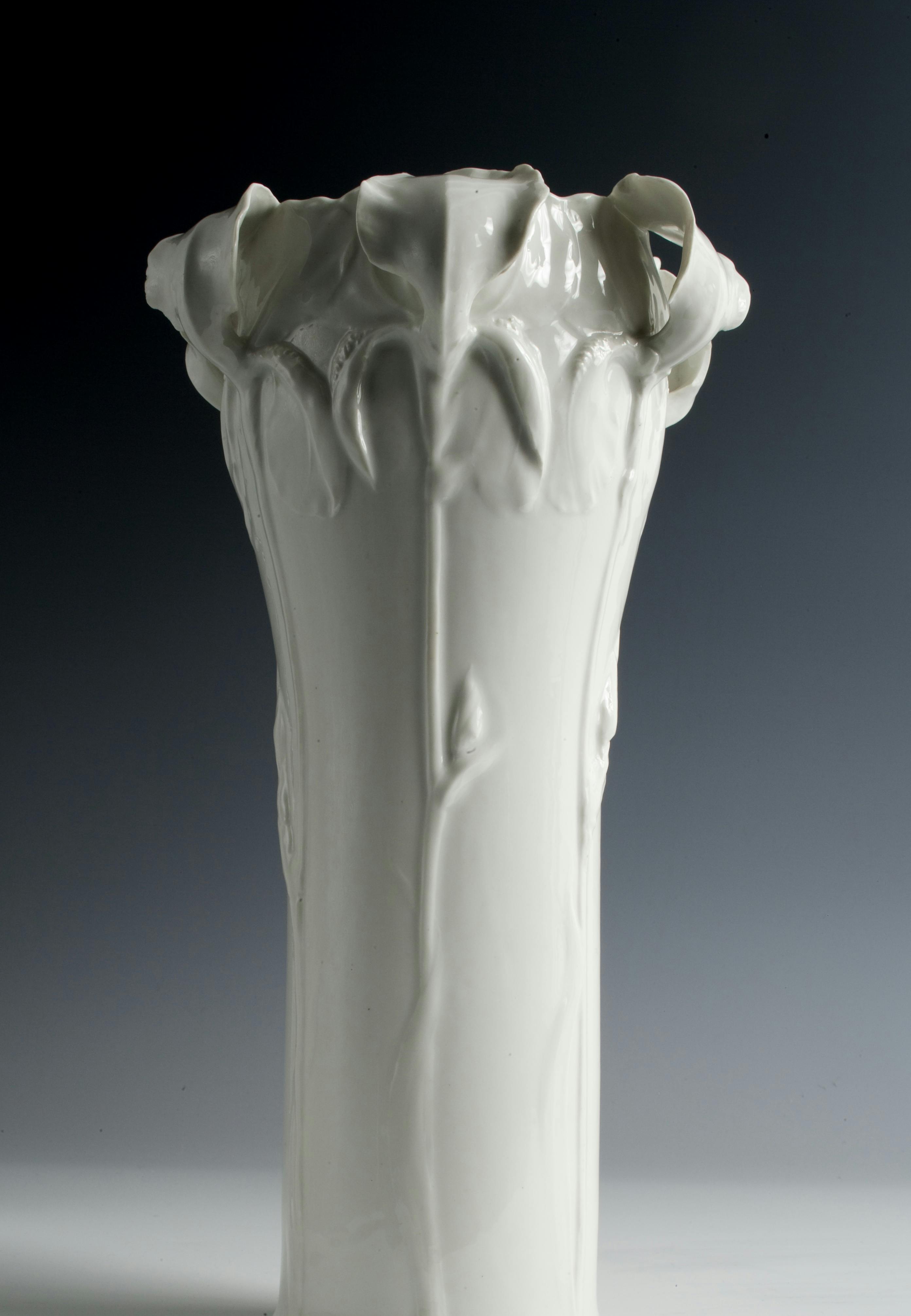 Vaso bianco con corpo decorato in rilievo con steli e fiori di iris