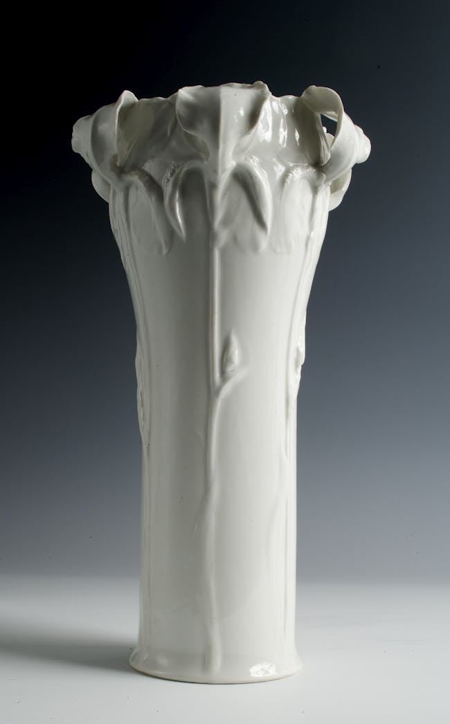 Vaso bianco con corpo decorato in rilievo con steli e fiori di iris