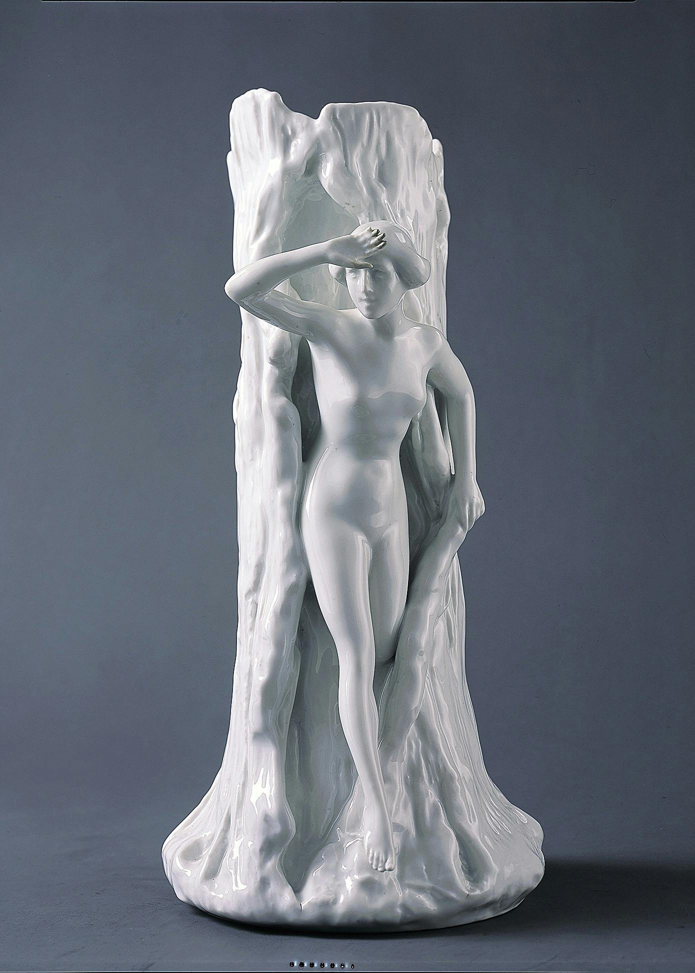 Vaso bianco a forma di tronco con donna nuda che esce dalla corteccia dell'albero
