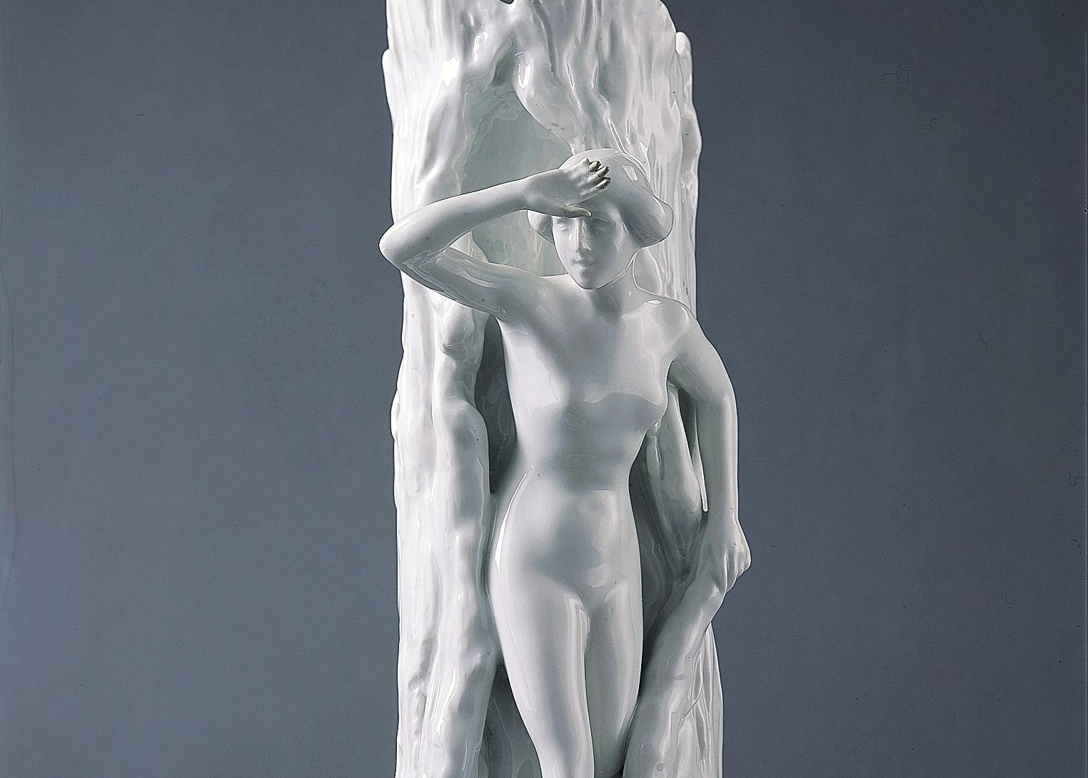 Vaso bianco a forma di tronco con donna nuda che esce dalla corteccia dell'albero