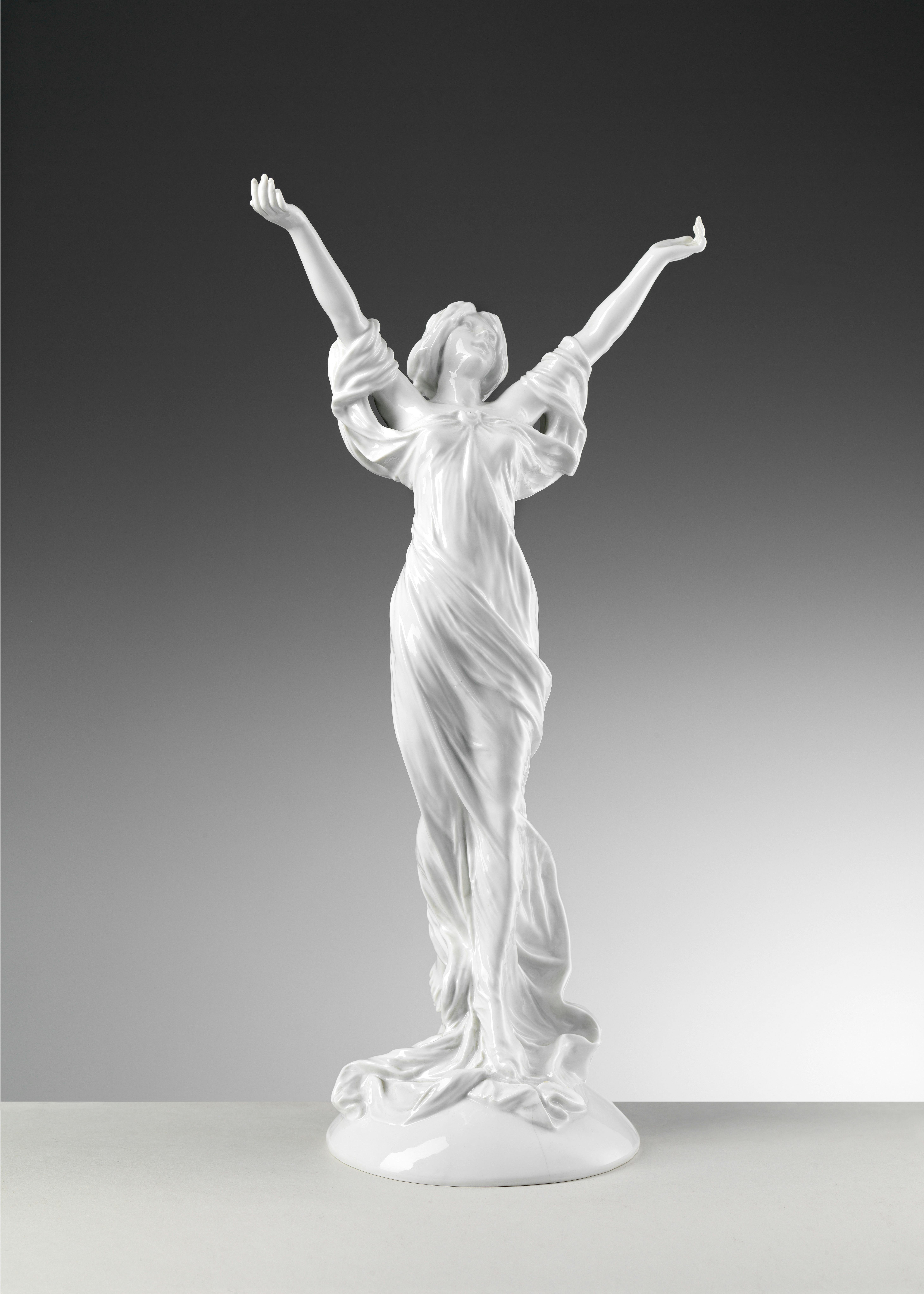 La scultura raffigura una donna a braccia aperte con una veste leggera mossa dal vento