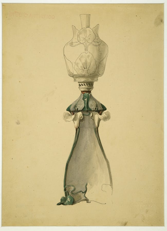Il bozzetto rappresenta una lampada da tavolo con decori vegetali in rilievo