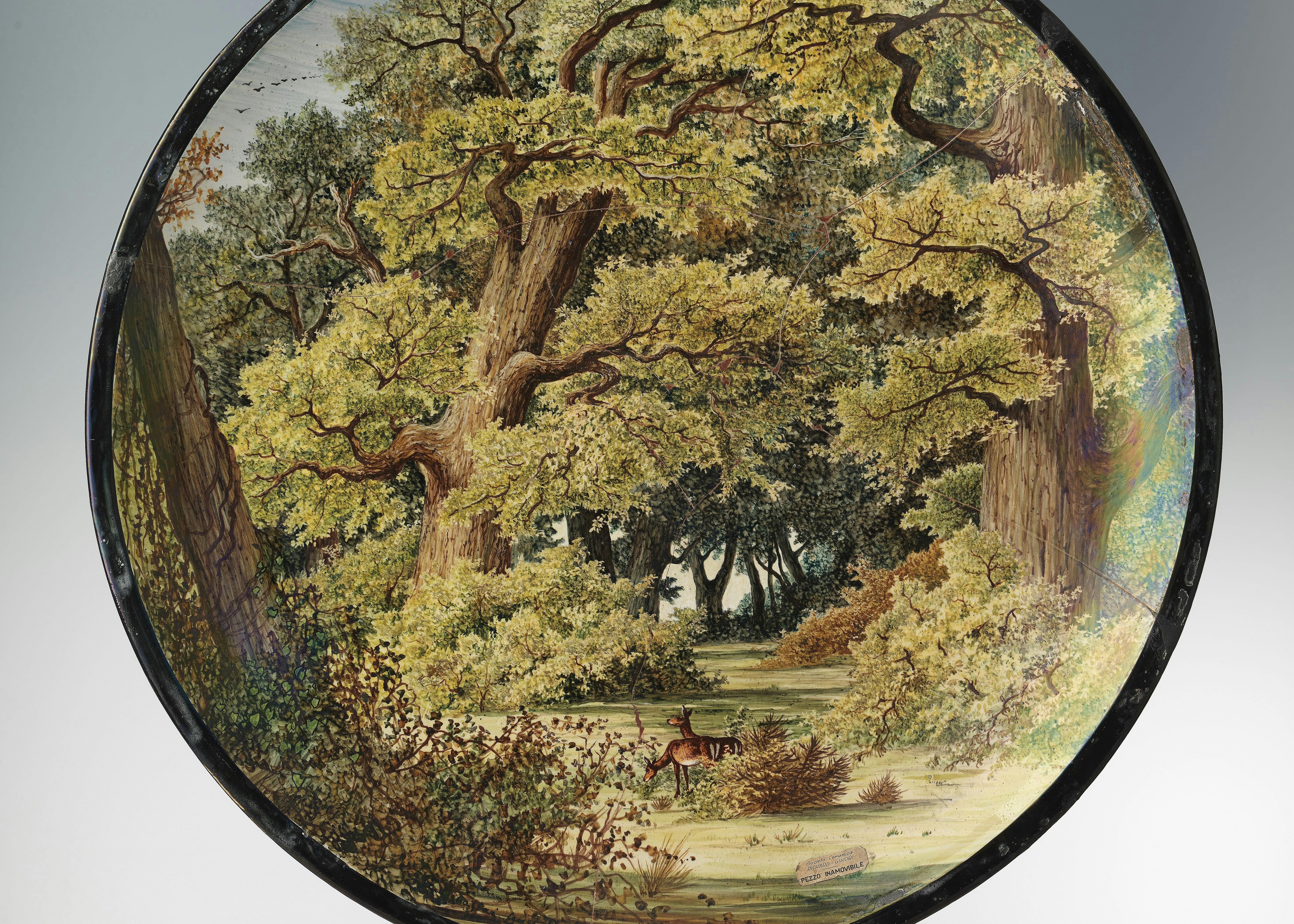 Il piatto è interamente decorato con la raffigurazione di un bosco con alberi ad alto fusto