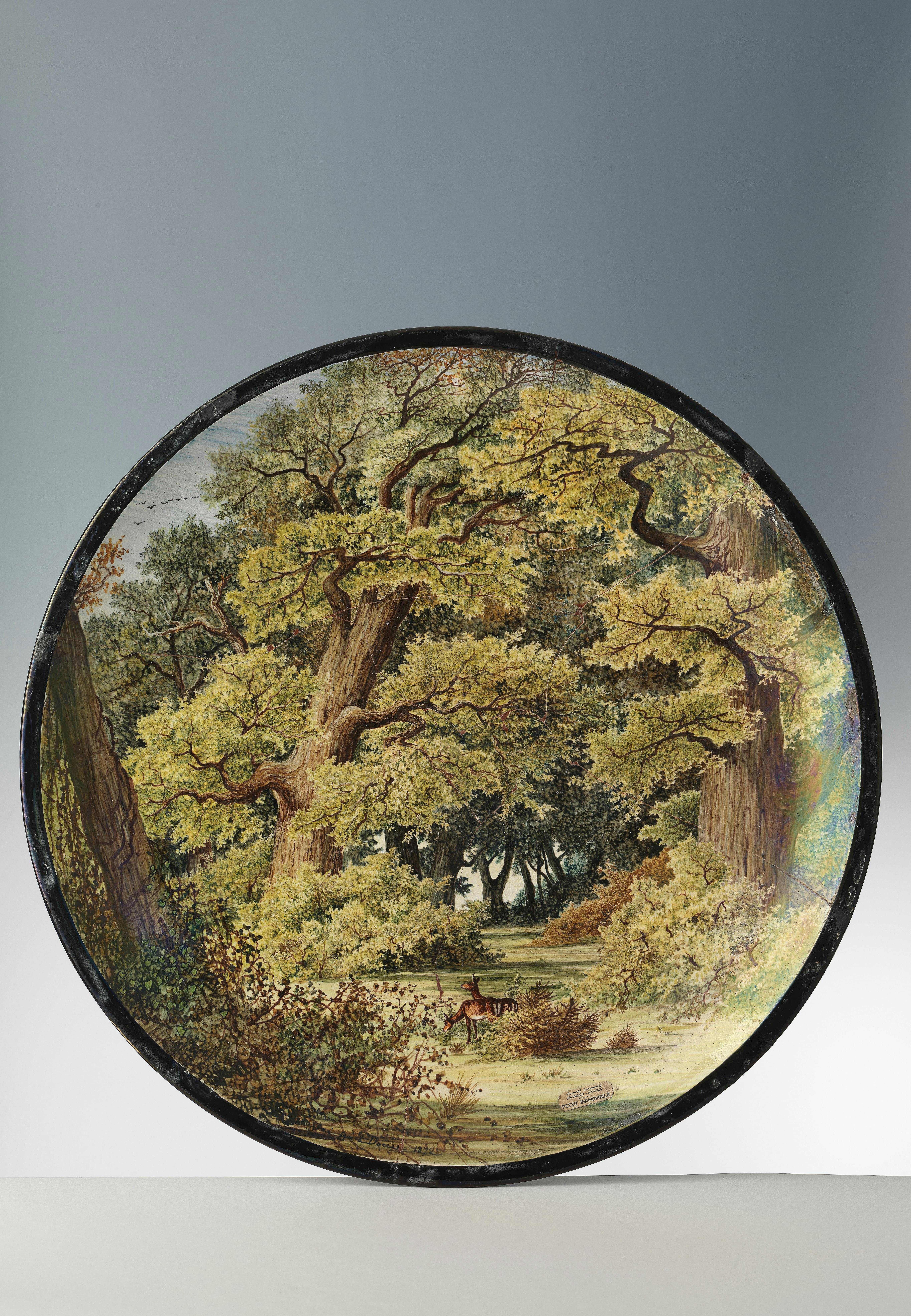 Il piatto è interamente decorato con la raffigurazione di un bosco con alberi ad alto fusto