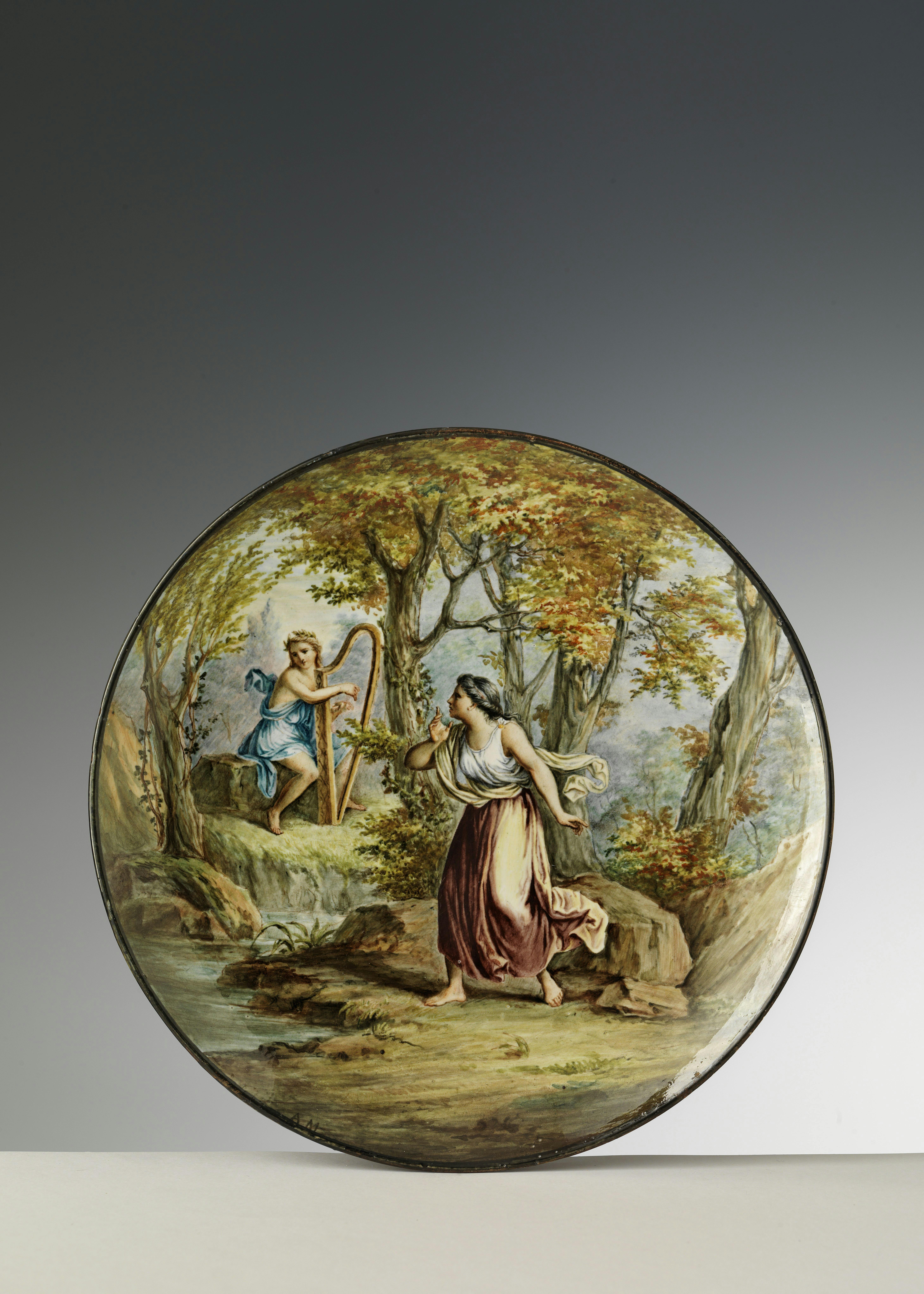 Piatto interamente decorato con un dipinto che raffigura Saffo e Apollo in un folto bosco