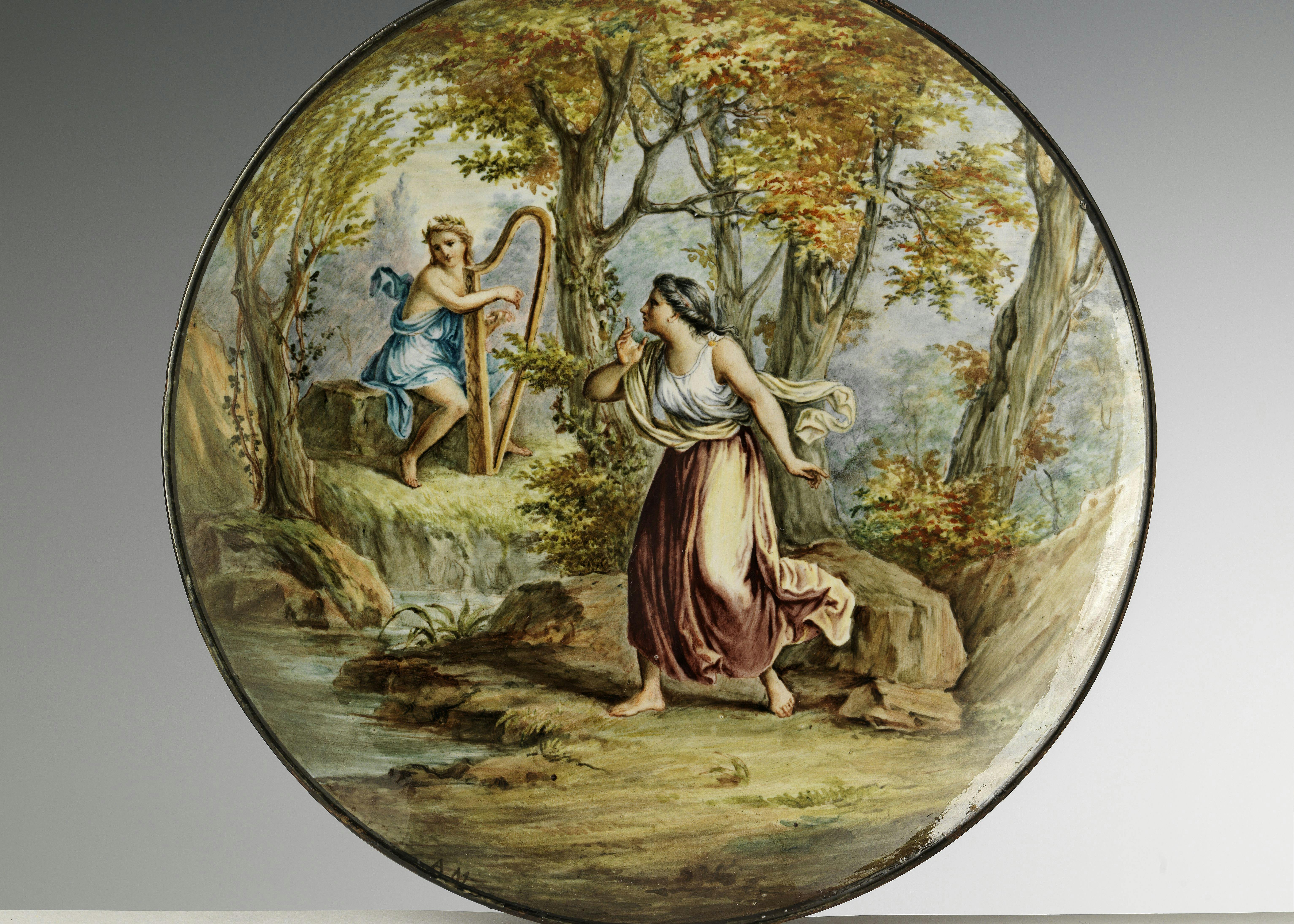 Piatto interamente decorato con un dipinto che raffigura Saffo e Apollo in un folto bosco