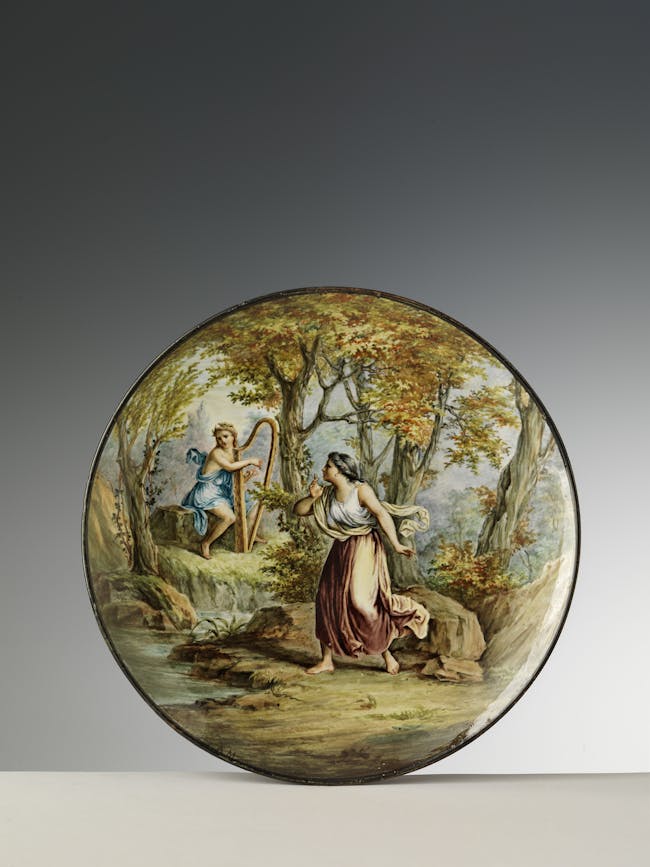 Piatto interamente decorato con un dipinto che raffigura Saffo e Apollo in un folto bosco