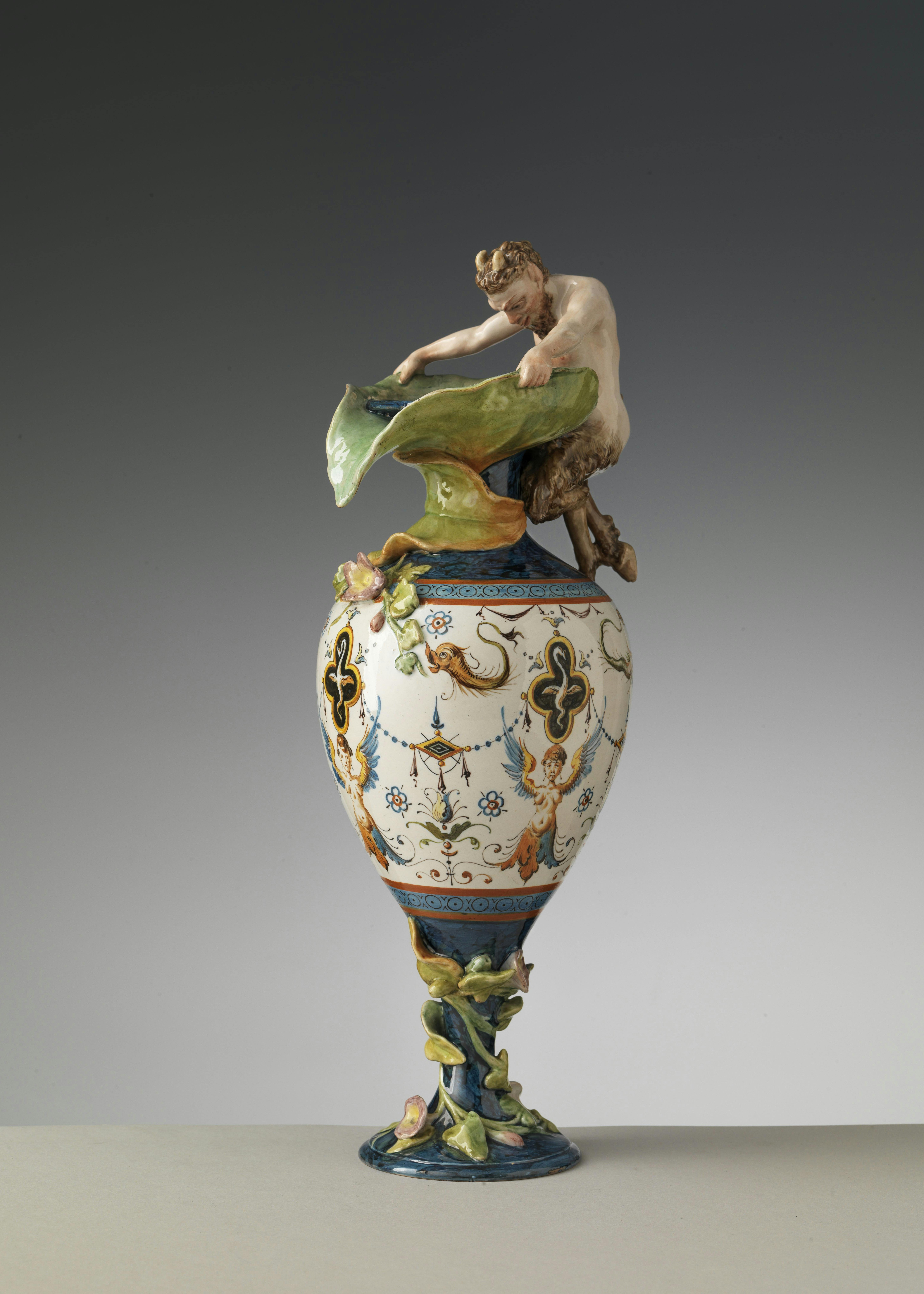 Vaso con collo a forma di foglia, decorazioni policrome e decori in rilievo con un satiro e fiori