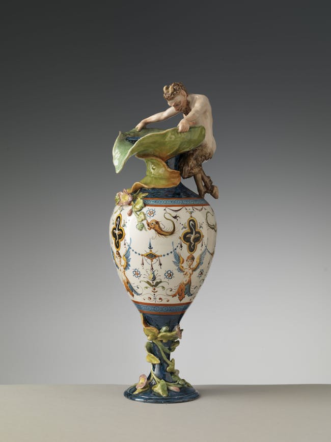 Vaso con collo a forma di foglia, decorazioni policrome e decori in rilievo con un satiro e fiori