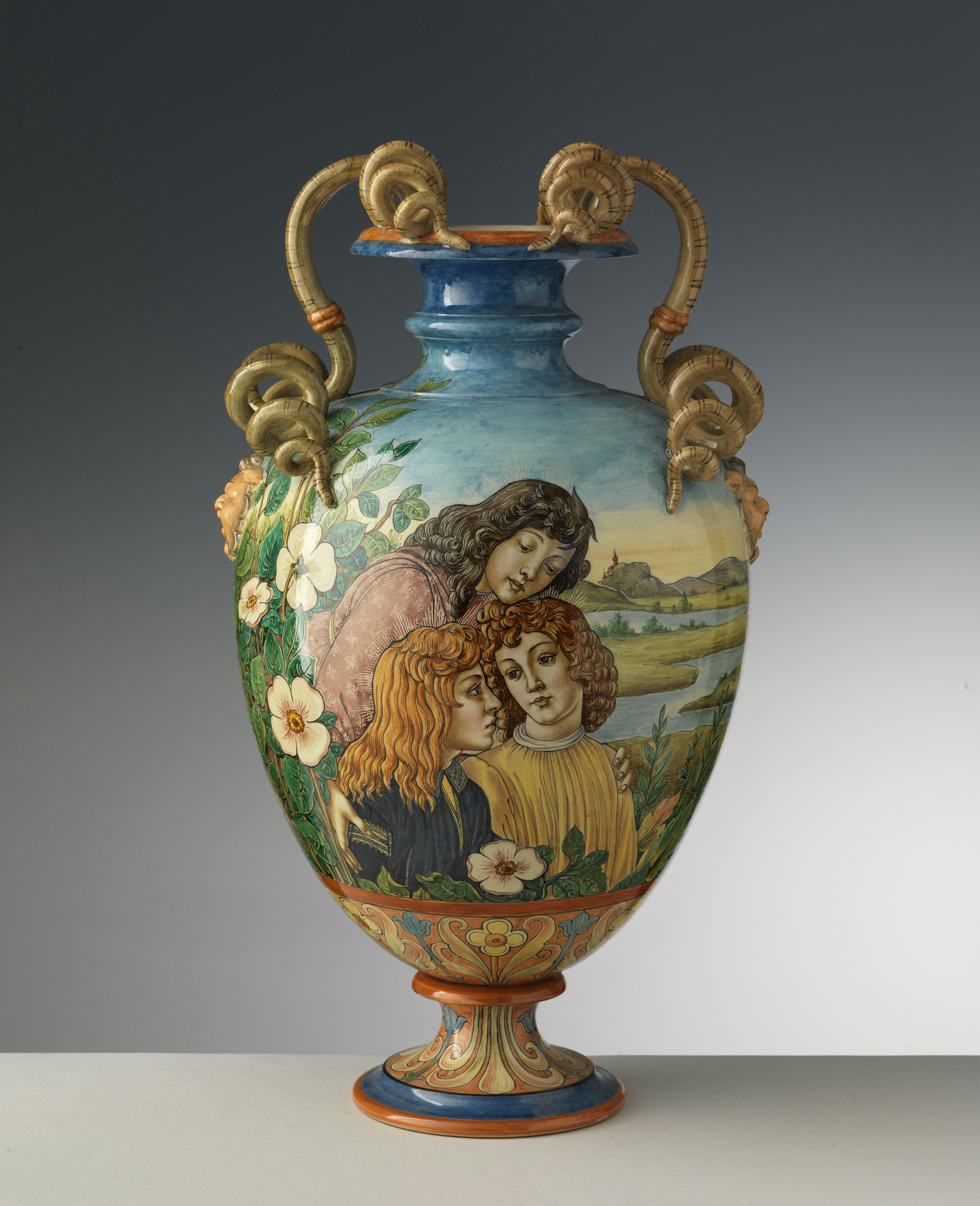 Sul vaso sono raffigurati tre fanciulli molto vicini tra loro, fiori bianchi e un paesaggio