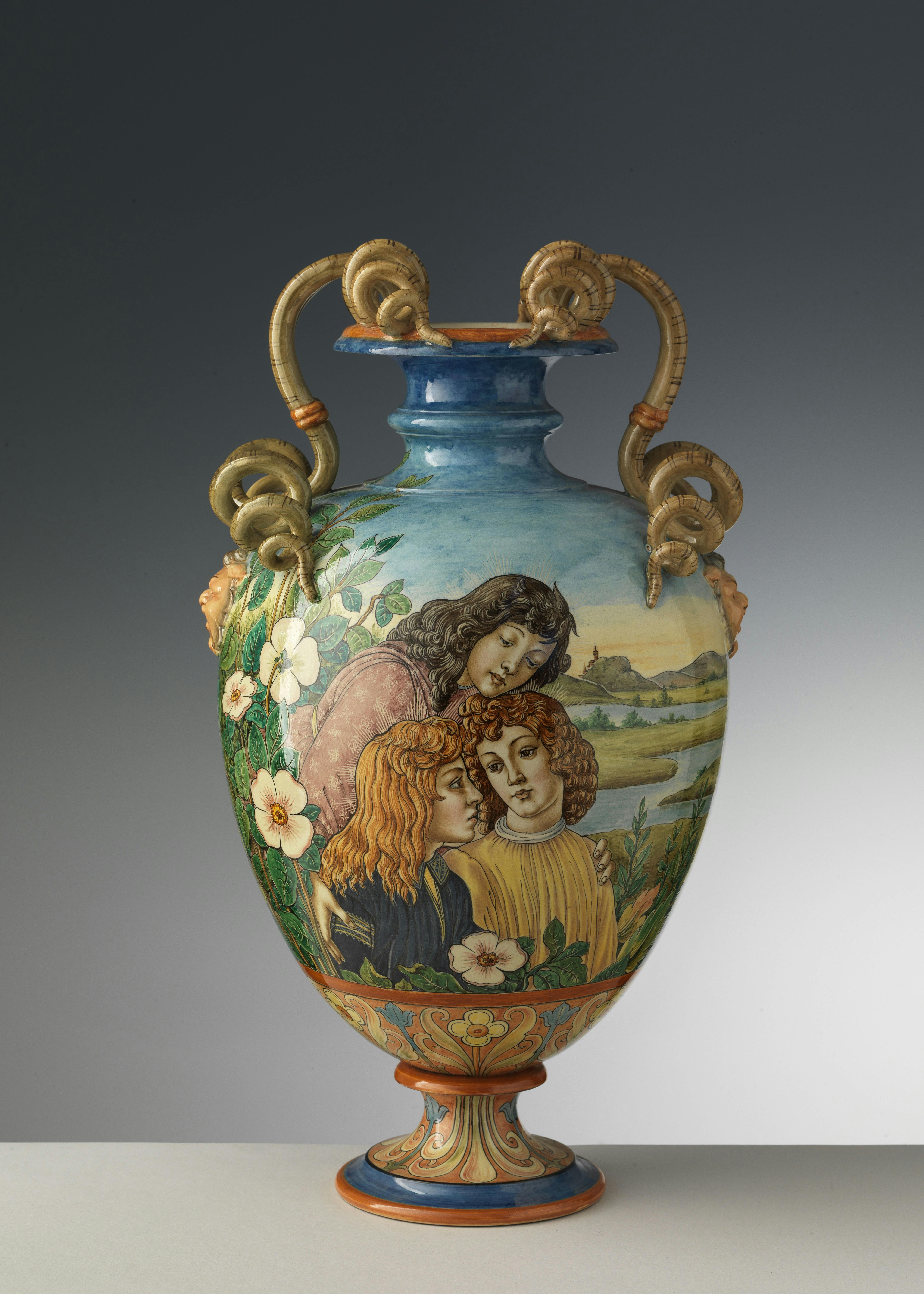 Sul vaso sono raffigurati tre fanciulli molto vicini tra loro, fiori bianchi e un paesaggio