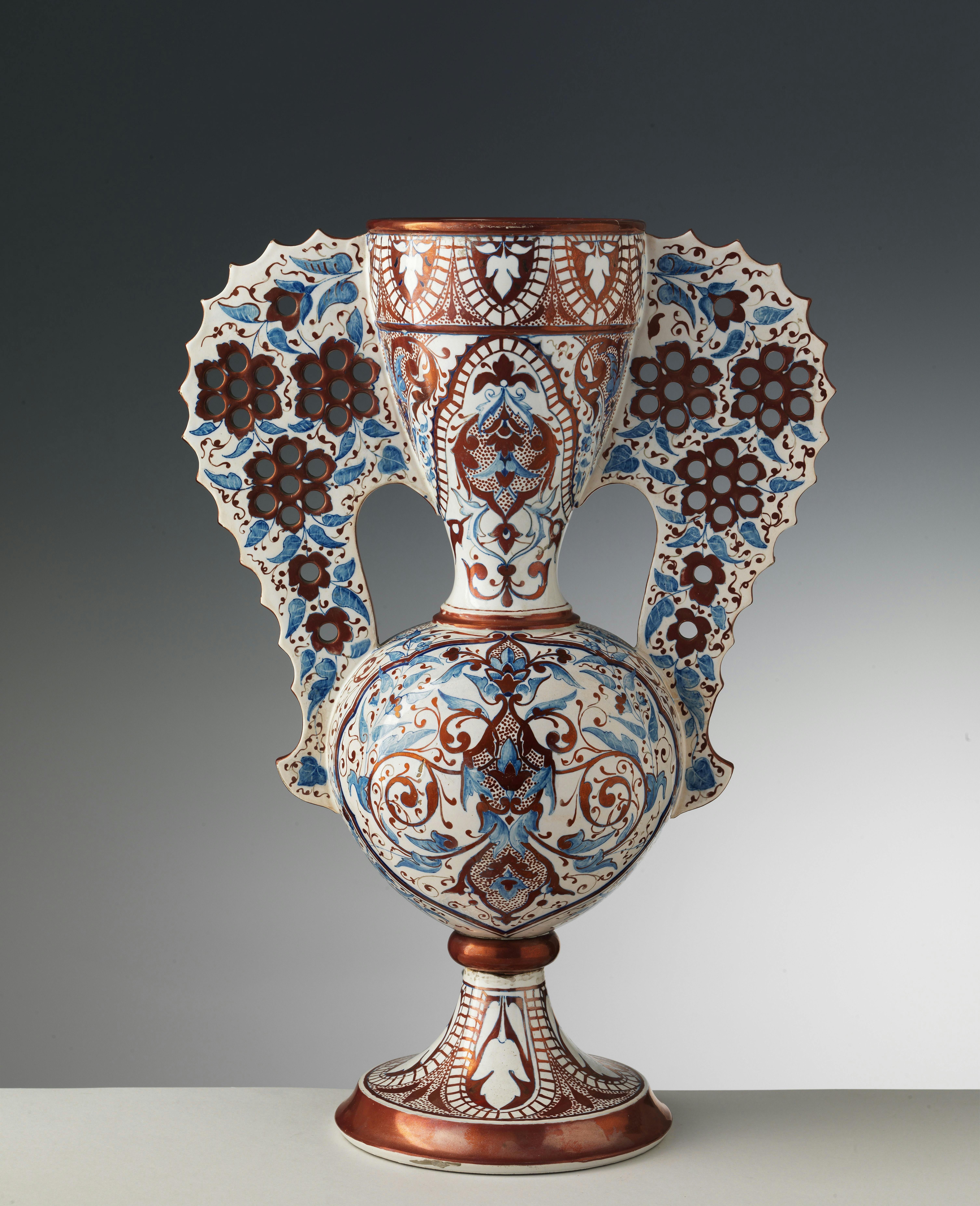 Vaso con grandi anse, completamente decorato vaso con anse ad ala traforate, decorato con motivi stilizzati in blu e rosso rubino