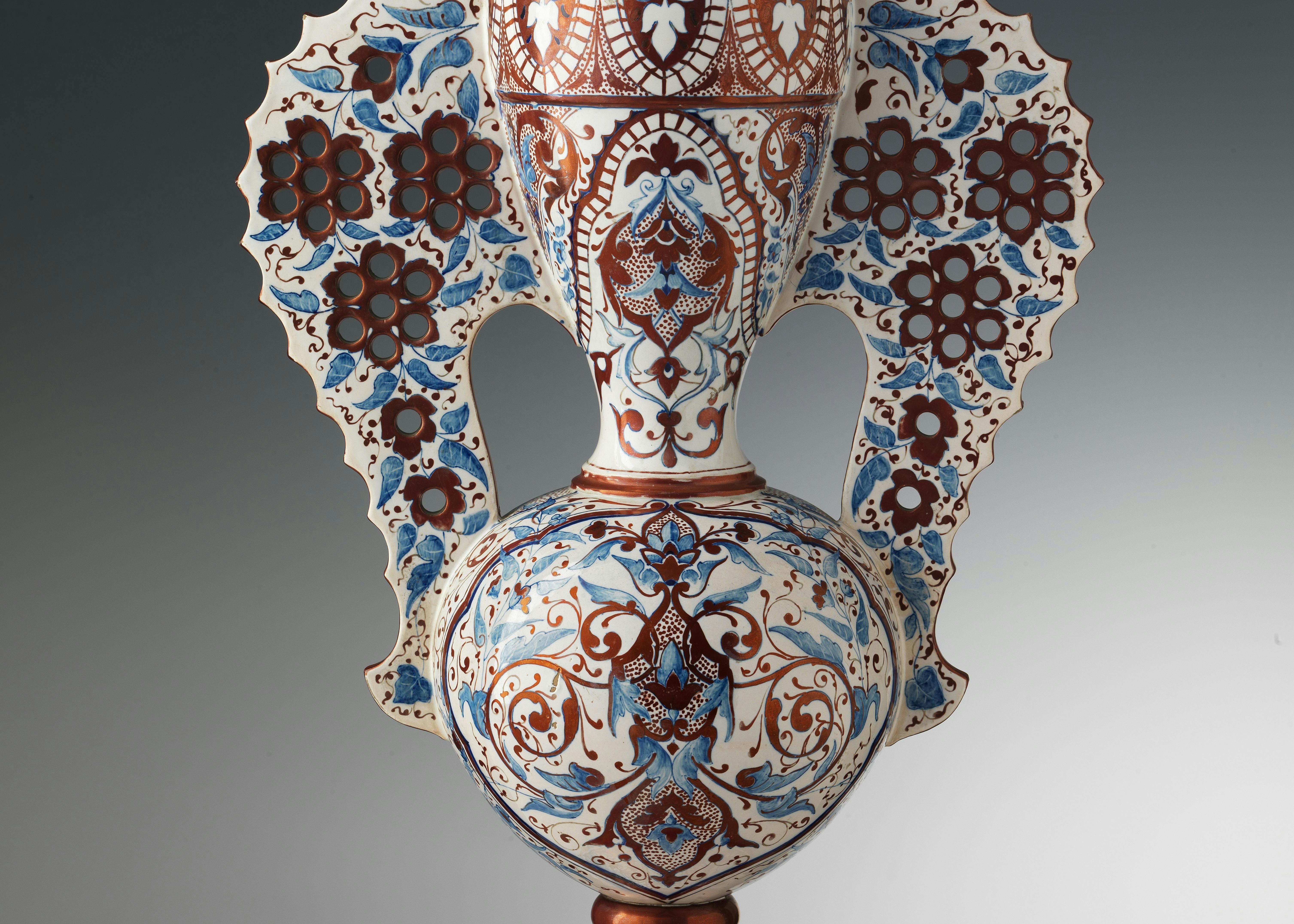 Vaso con grandi anse, completamente decorato vaso con anse ad ala traforate, decorato con motivi stilizzati in blu e rosso rubino