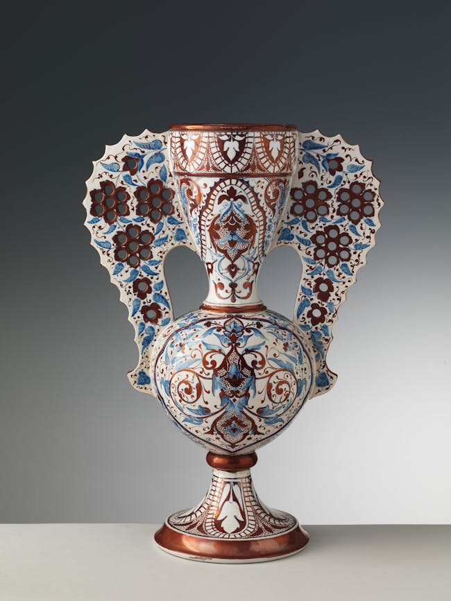 Vaso con grandi anse, completamente decorato vaso con anse ad ala traforate, decorato con motivi stilizzati in blu e rosso rubino