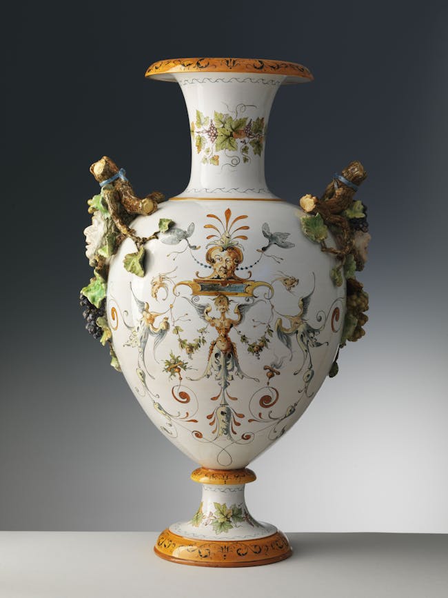 L'immagine raffigura il retro del vaso, decorato con una caraffa, una siringa e un tirso