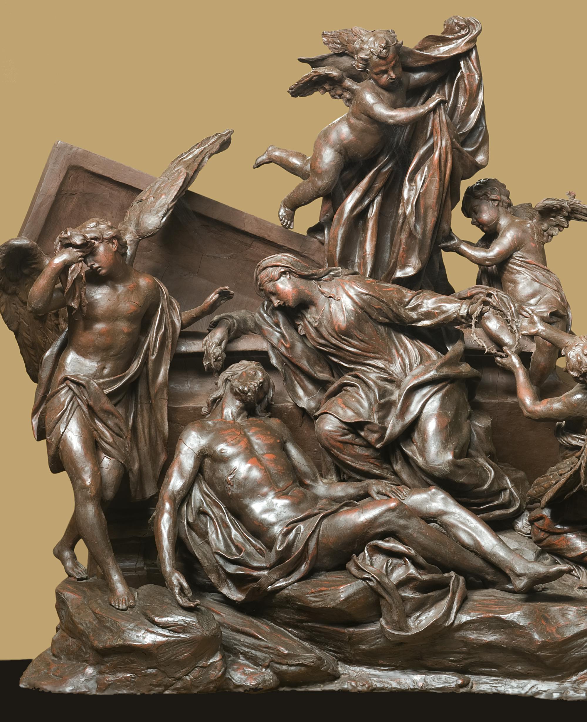Il modello in cera rappresenta Cristo morto circondato da quattro angeli e la Vergine