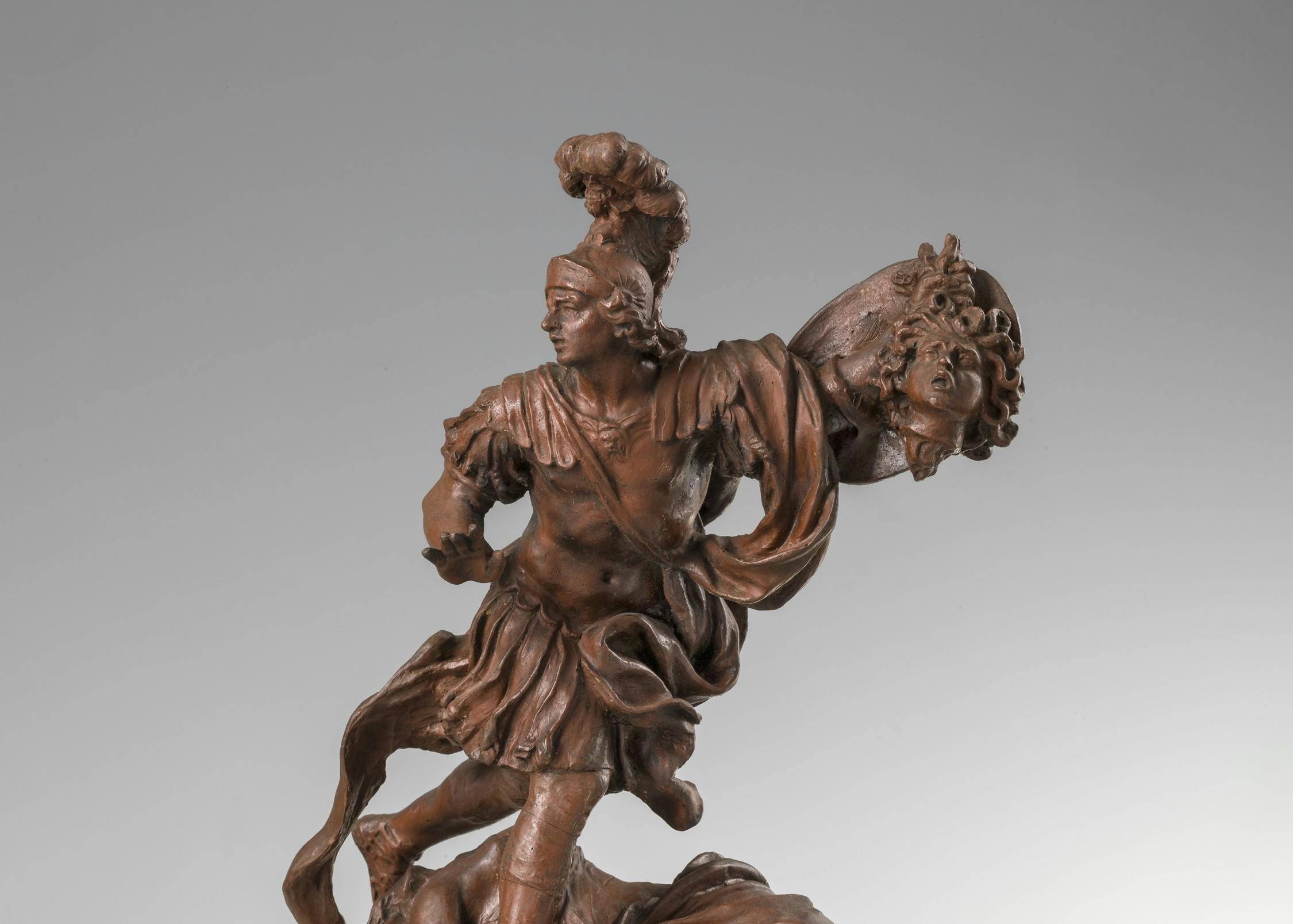 Il modello scultoreo mostra Perseo nell'atto di fuggire con in mano la testa della Gorgone